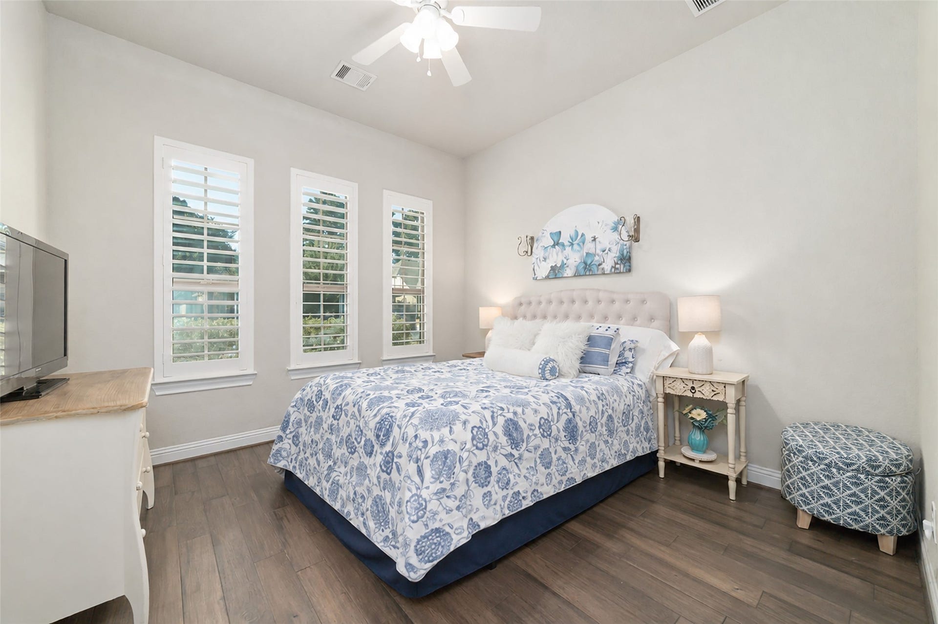 13411 Alpine Mountain Lane, Tomball, TX 77377 A well-appointed secondary bedroom on the main level, complete with ensuite, offers exceptional flexibility - making it ideal for multigenerational living, a private guest suite, or a convenient nursery.