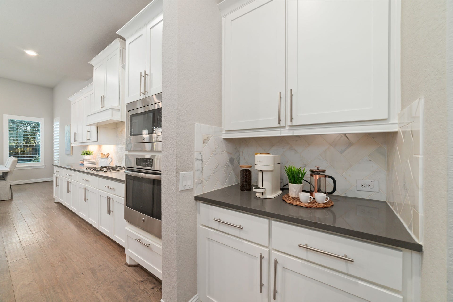 13411 Alpine Mountain Lane, Tomball, TX 77377 Coffee bar or serving area provides additional storage and convenience.