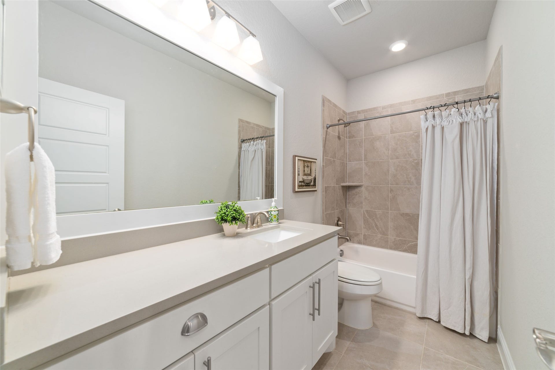 13411 Alpine Mountain Lane, Tomball, TX 77377 Second upstairs full bath room.
