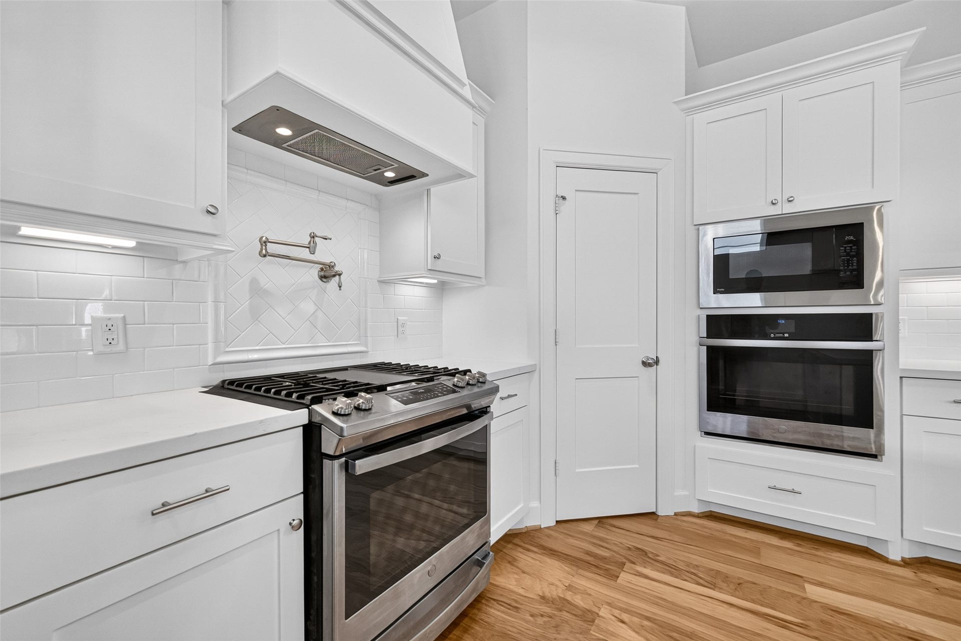 1201 E 23rd Street, Houston, TX 77009 As you explore the kitchen you will see the double ovens and gas cooktop. The large, walk-in pantry is just through the door in the middle.