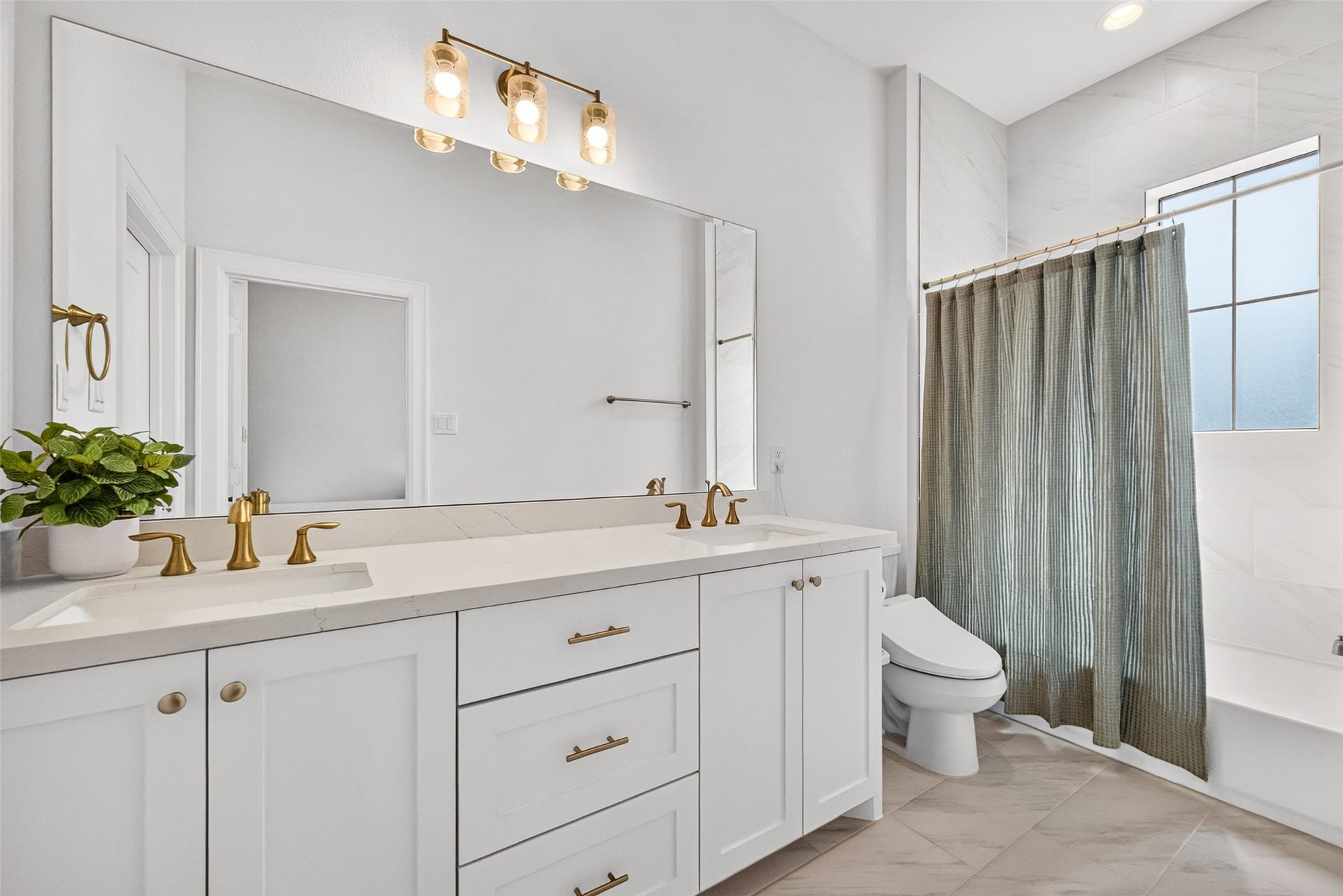 1201 E 23rd Street, Houston, TX 77009 The shared bath features dual vanity and a tub/shower combo.