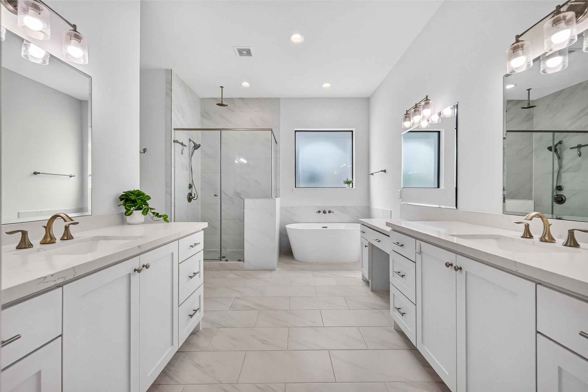 1201 E 23rd Street, Houston, TX 77009 The primary bedroom en suite bath features dual vanities with lots of counter space.