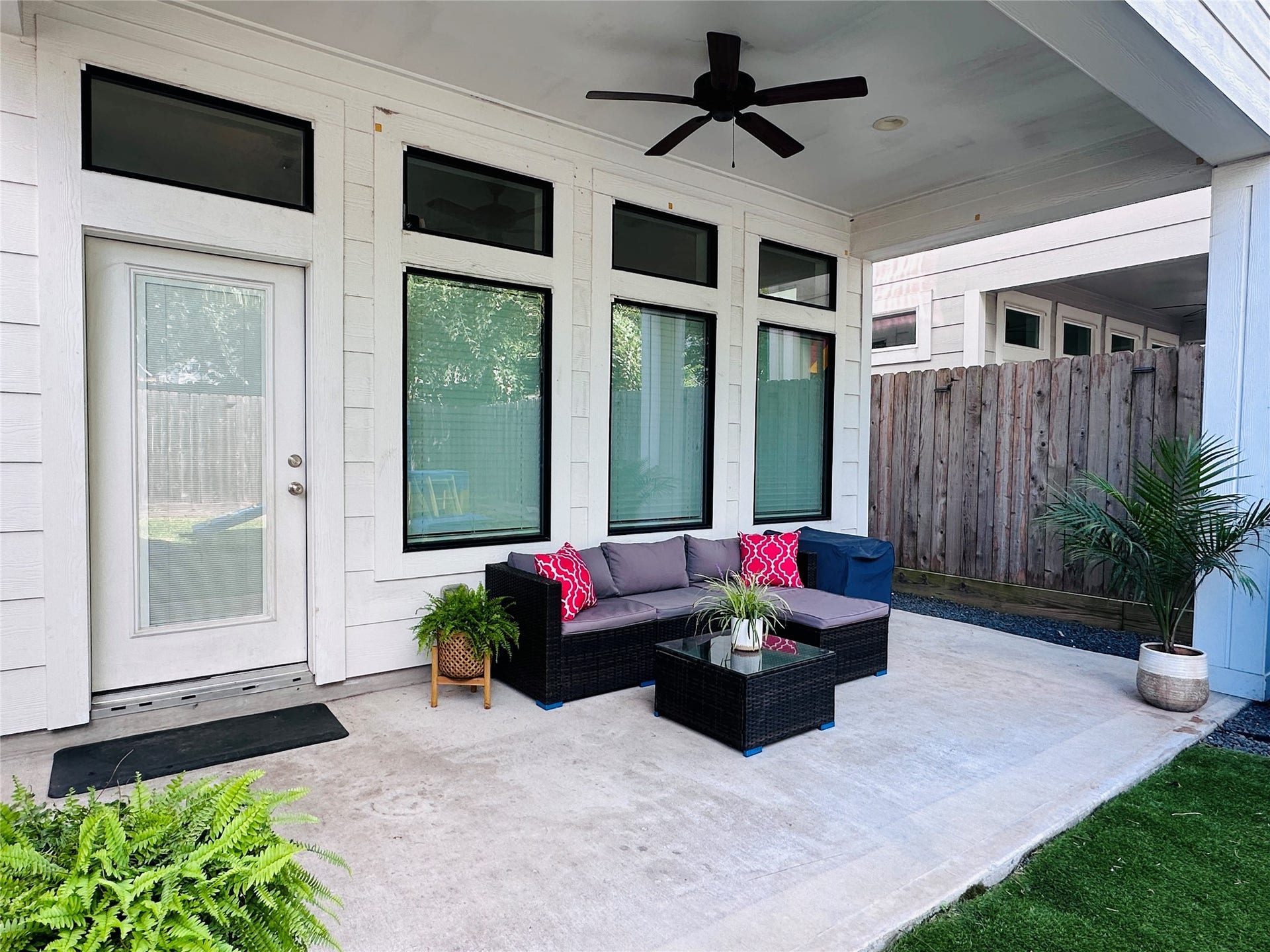 1201 E 23rd Street, Houston, TX 77009 Before you head upstairs, let's visit the back patio and nice sized yard. The patio is fully covered providing nice shade from the Texas heat.