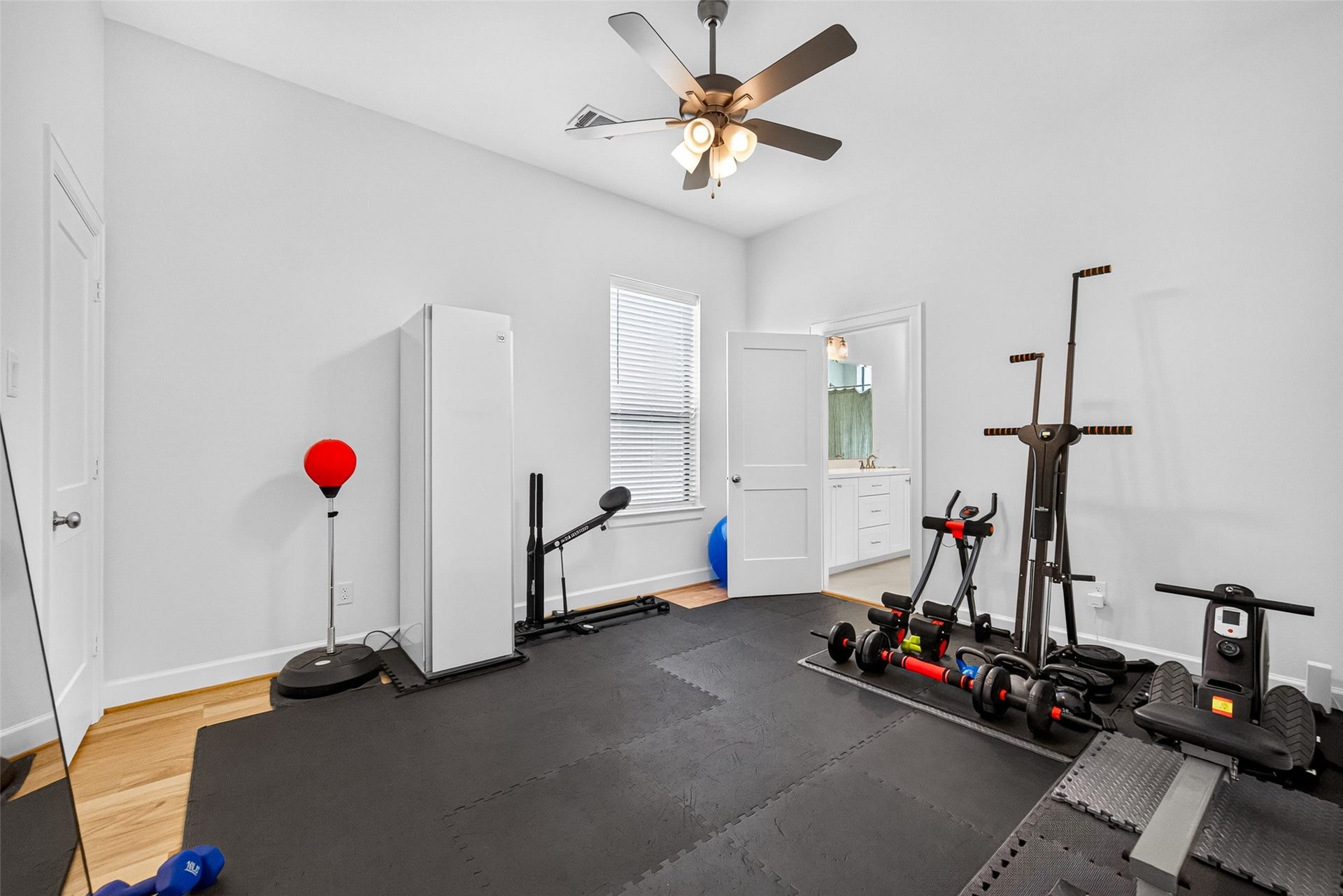 1201 E 23rd Street, Houston, TX 77009 On the other side of the flex space is one of the secondary bedrooms, currently used as a home gym. A Jack and Jill full bath is just through the doorway.