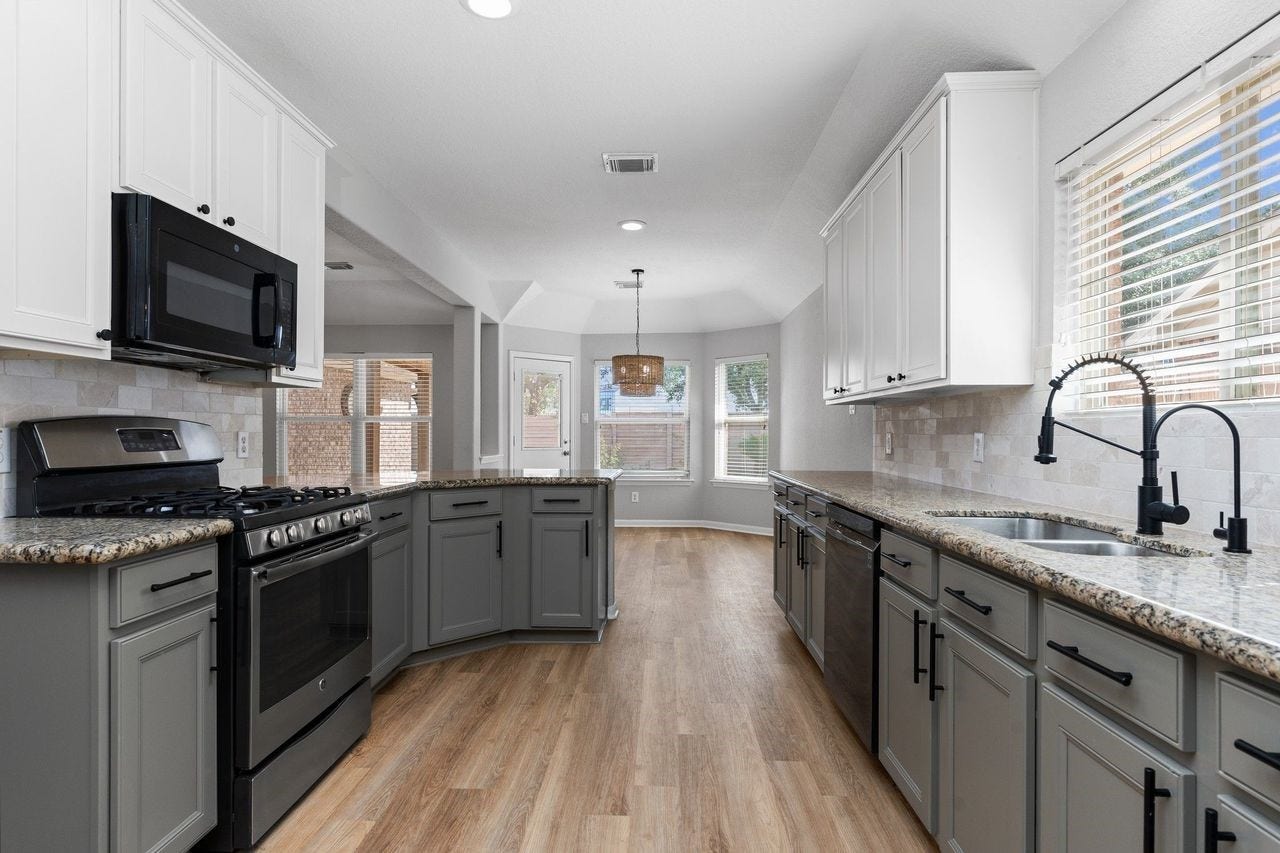 7207 Palmito Ranch Drive, Richmond, TX 77406 Your gourmet kitchen is beautifully appointed with deep custom stainless steel double sinks, elegant cabinet hardware, a custom pull-out kitchen faucet, and an abundance of quality finishes designed for both style and everyday convenience.