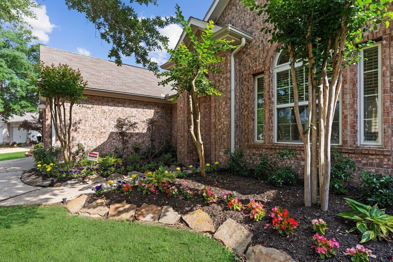 7207 Palmito Ranch Drive, Richmond, TX 77406 Beautiful, lush landscaping creates exceptional curb appeal and showcases the pride of ownership throughout this home. It's a home that has been lovingly maintained and thoughtfully cared for. Come see the difference for yourself and make that call today!