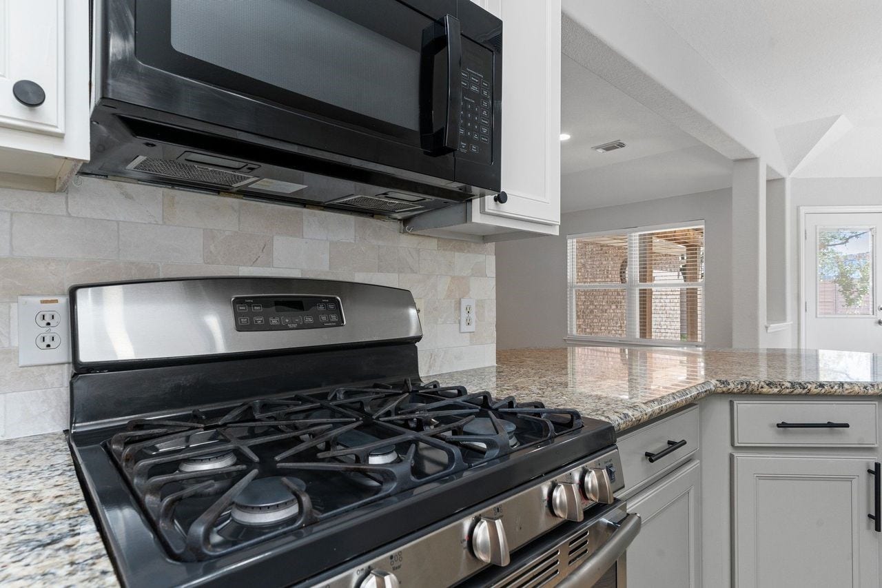 7207 Palmito Ranch Drive, Richmond, TX 77406 Enjoy cooking with the upgraded Energy Star stainless steel appliances, including a five-burner gas range that's perfect for preparing everyday meals or entertaining family and friends. Style, performance, and energy efficiency come together in this exceptional gourmet kitchen.