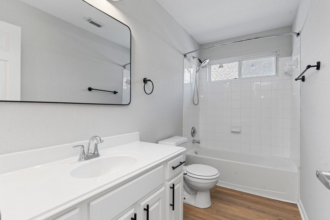 7207 Palmito Ranch Drive, Richmond, TX 77406 The Guest Bedroom is a delight for any Guest to see! Tub and Shower Combination with Tile Surroudnings and more!