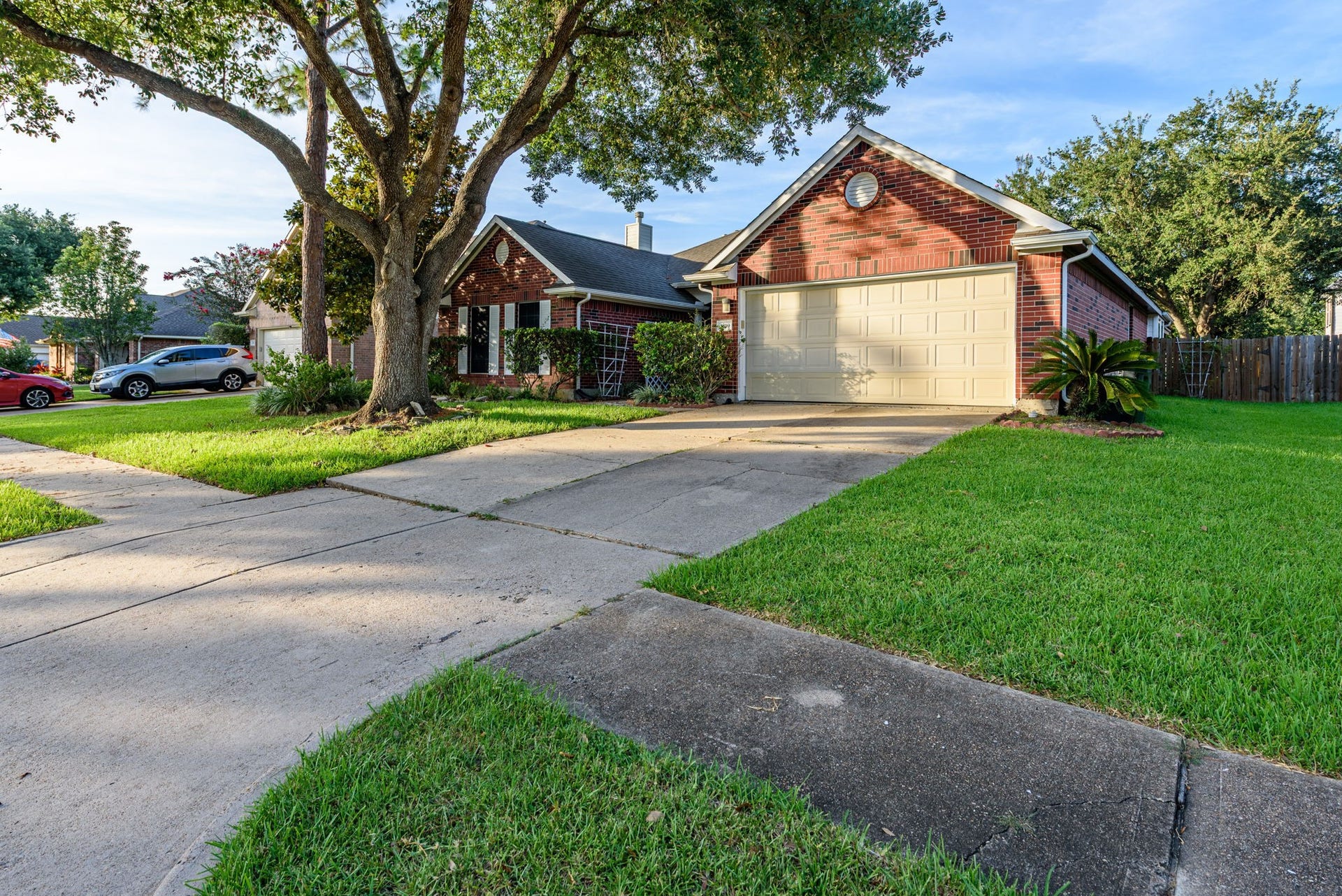 1819 Castle Oaks Drive, Pearland, TX 77581