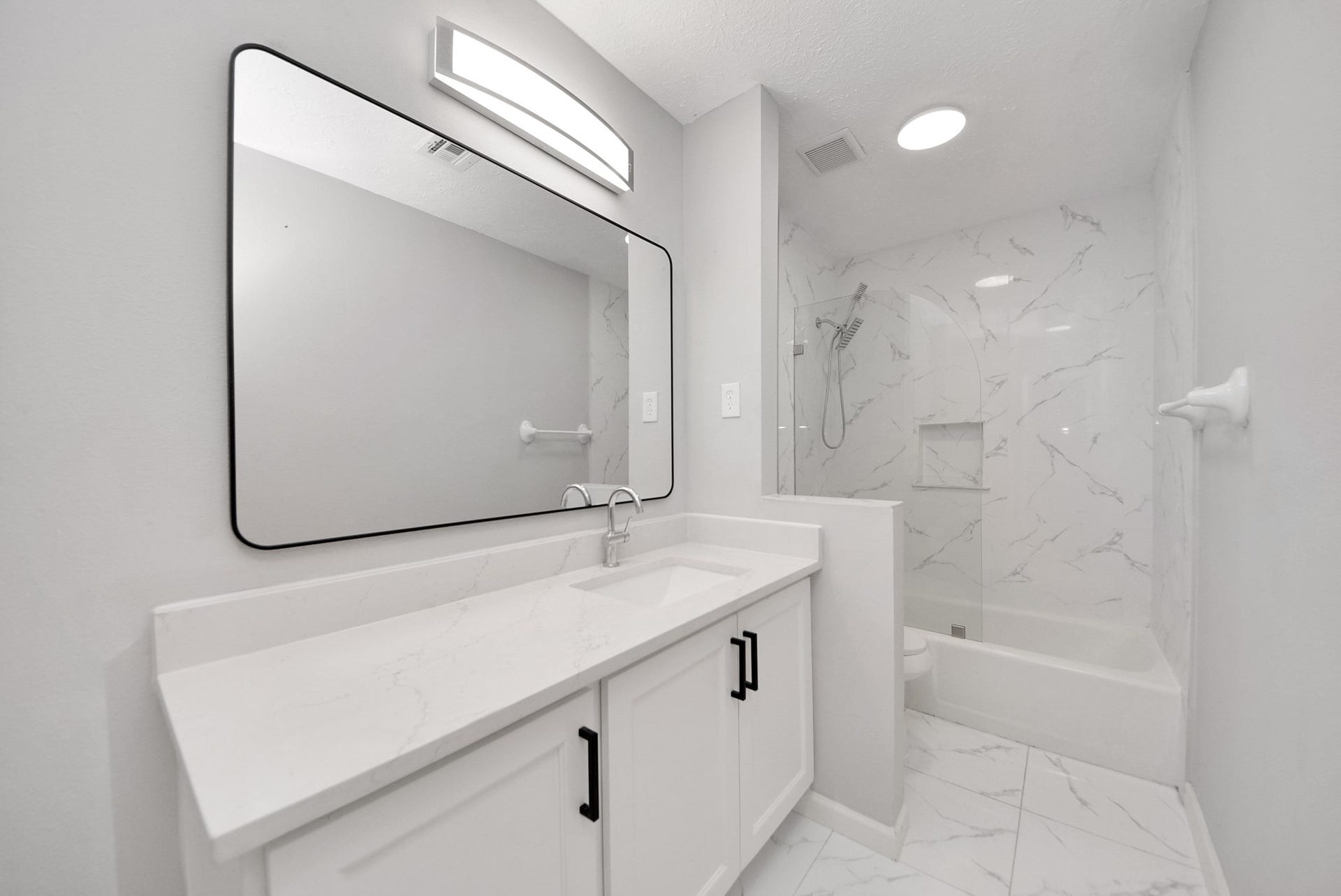Hall Bath with Tub/Shower