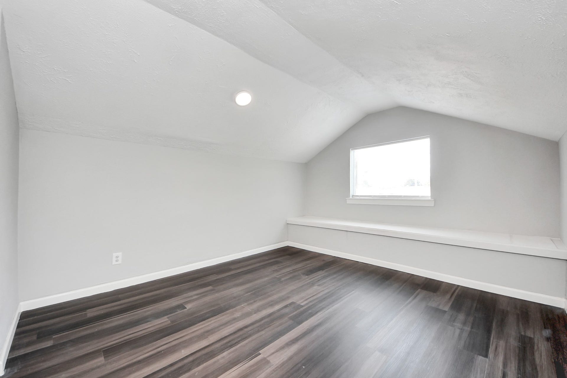Extra room or 4th bedroom upstairs with built-in seating