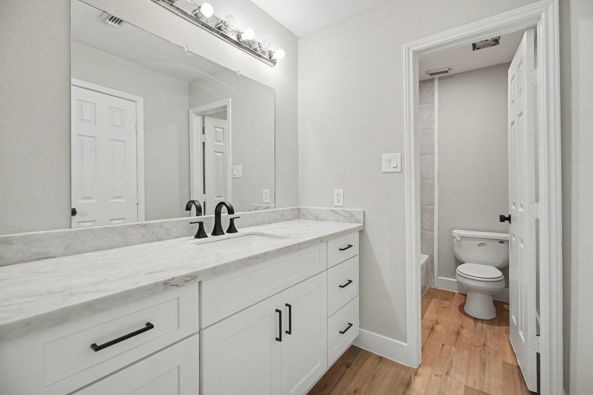 1021 27th Street, Dickinson, TX 77539 Upstairs primary bath