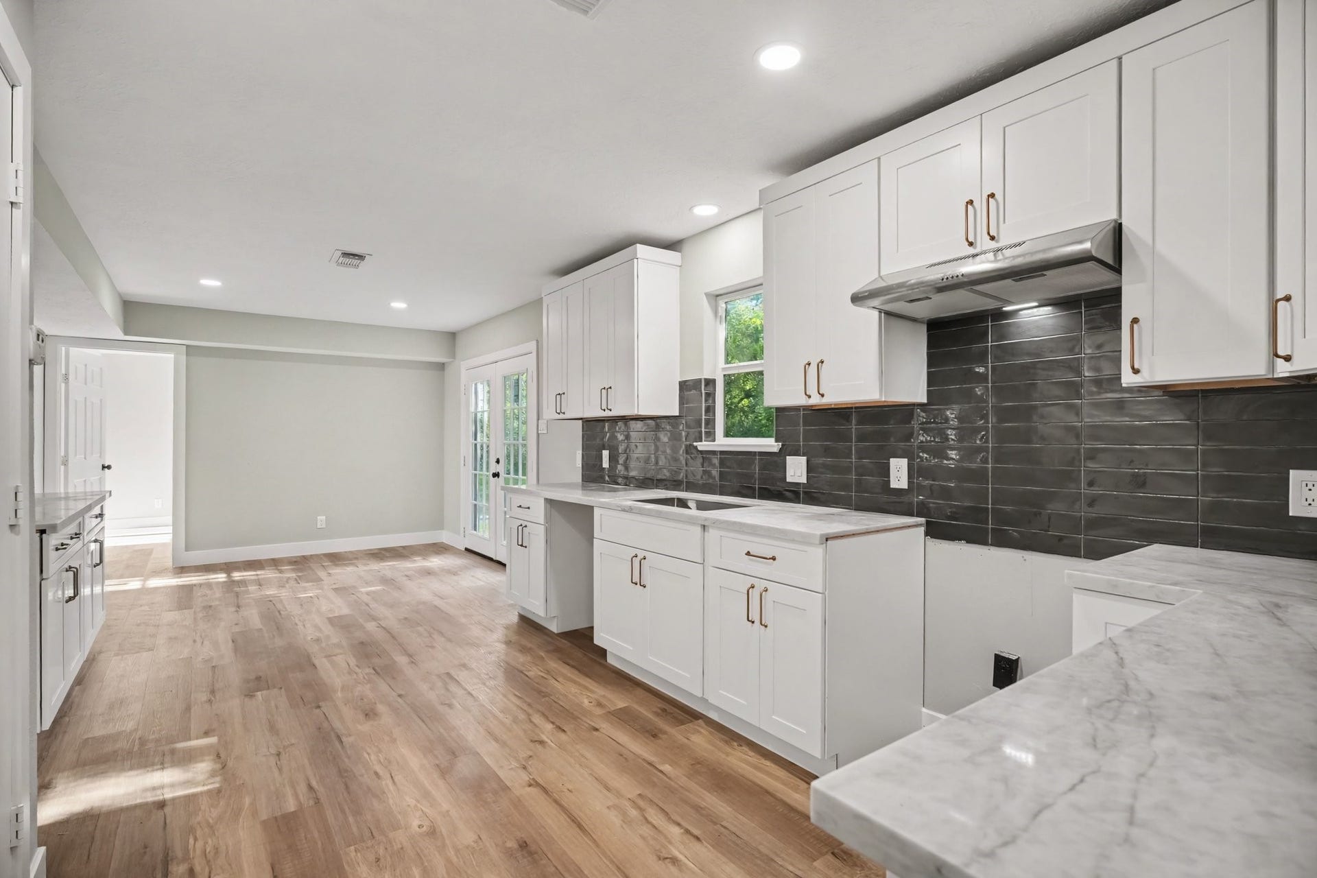 1021 27th Street, Dickinson, TX 77539 Beautiful updated kitchen from cabinets, flooring, handles, counter tops and backsplash