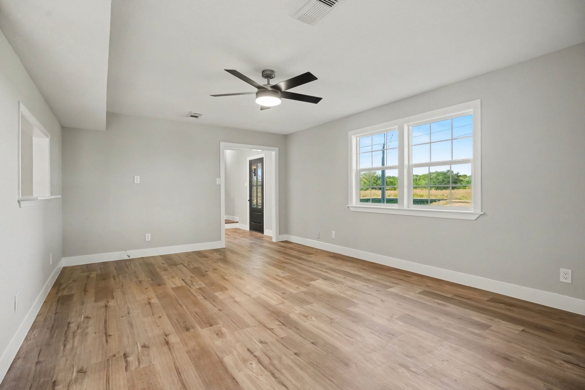 1021 27th Street, Dickinson, TX 77539 Living room to the left of the entry