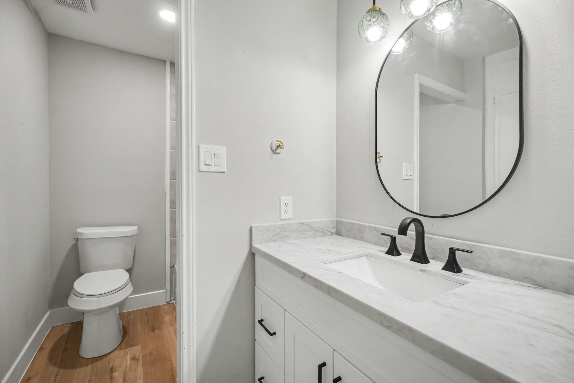 1021 27th Street, Dickinson, TX 77539 Secondary bathroom upstairs