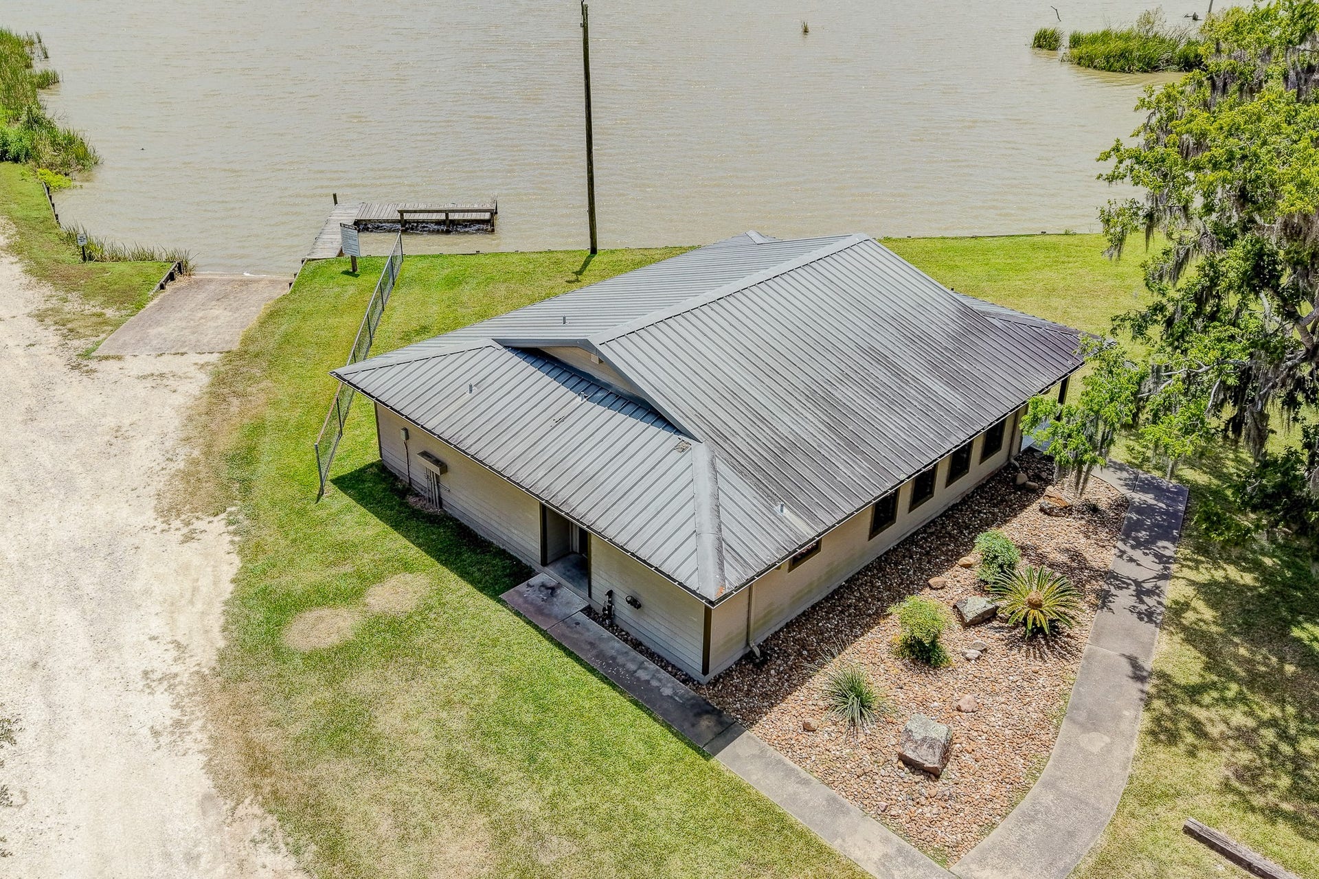 1601 Old Henry Court, Angleton, TX 77515