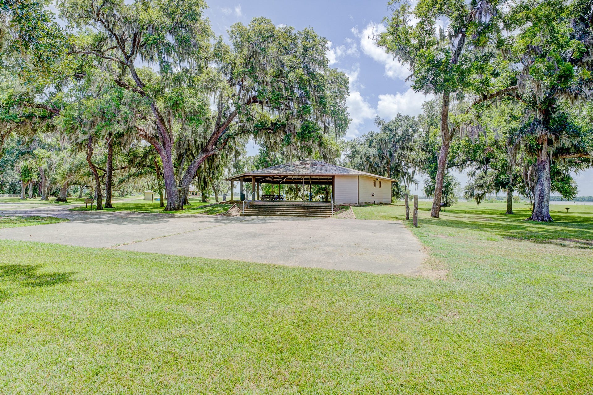 1601 Old Henry Court, Angleton, TX 77515