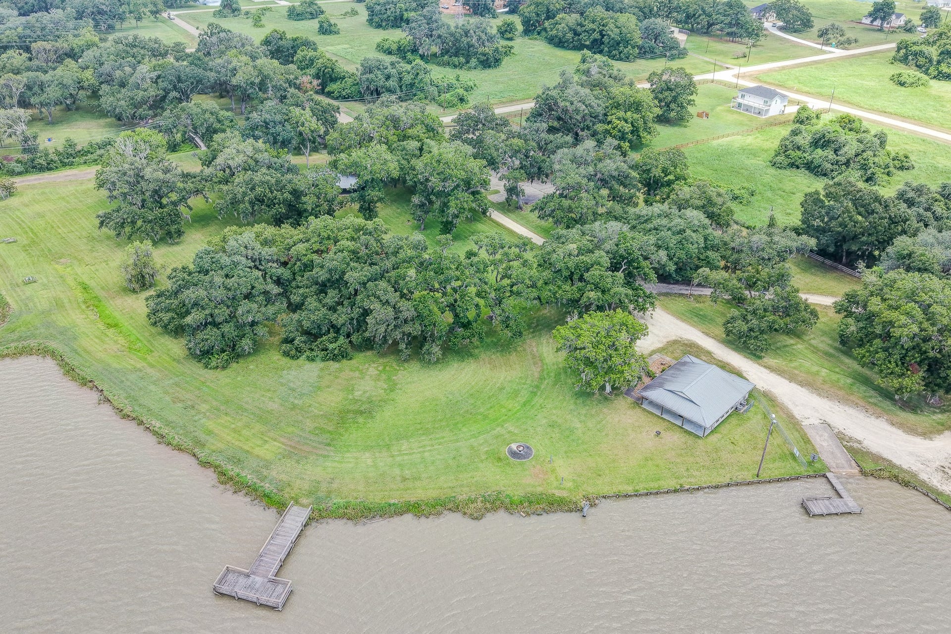 1601 Old Henry Court, Angleton, TX 77515