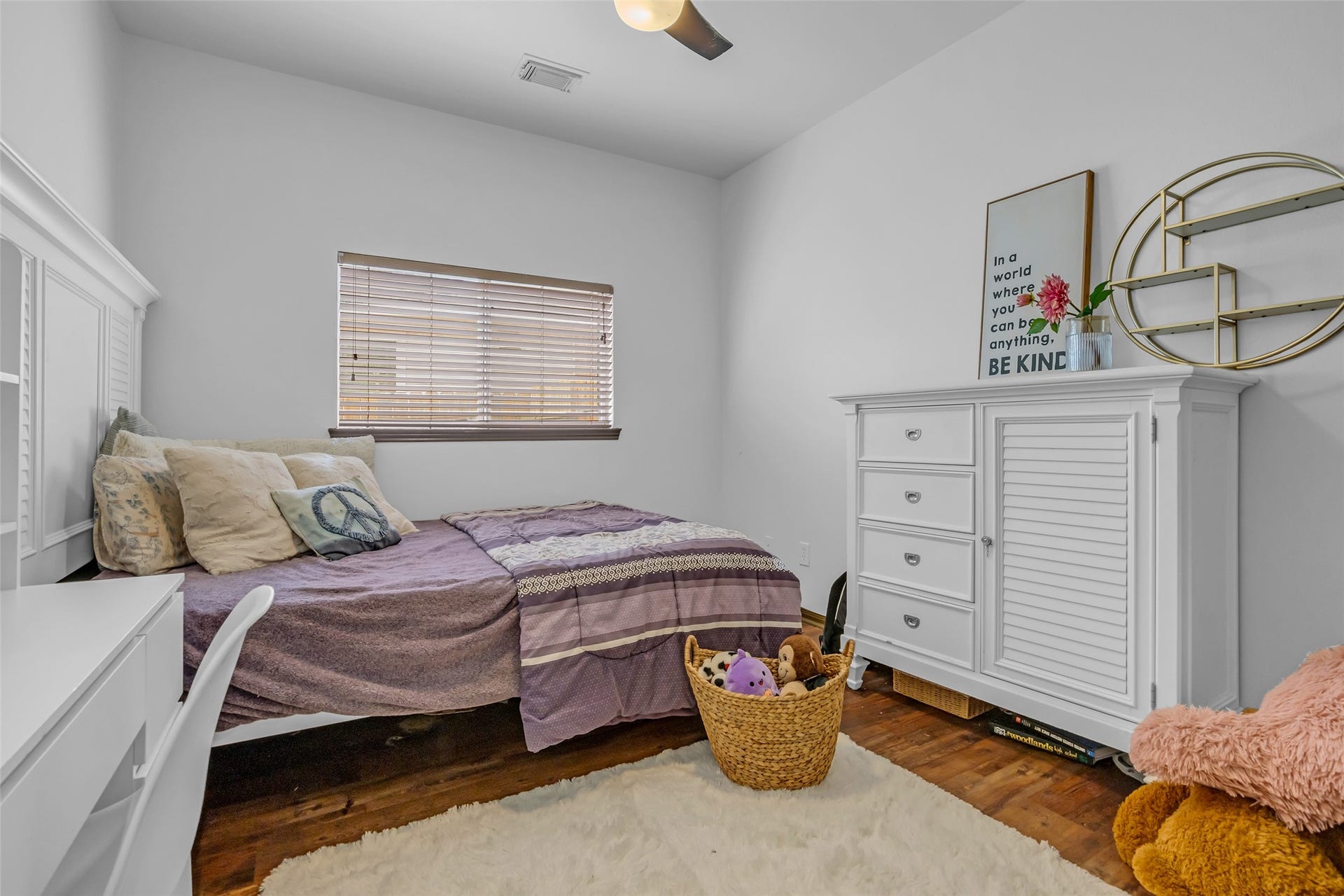 134 S Star Ridge Circle, The Woodlands, TX 77382 Secondary bedroom 1