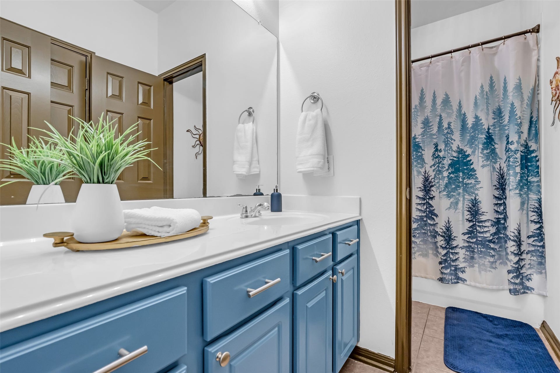 134 S Star Ridge Circle, The Woodlands, TX 77382 Conveniently located full secondary bathroom.