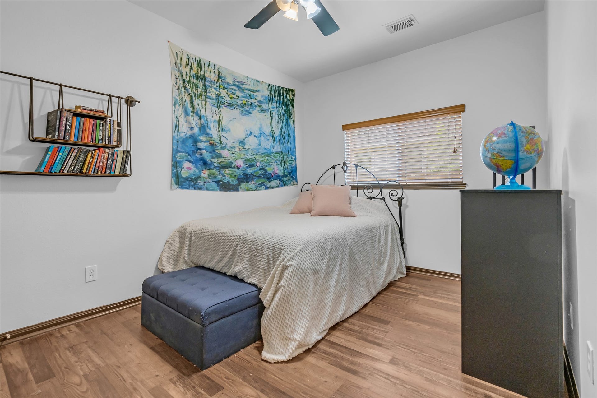 134 S Star Ridge Circle, The Woodlands, TX 77382 Secondary bedroom 2