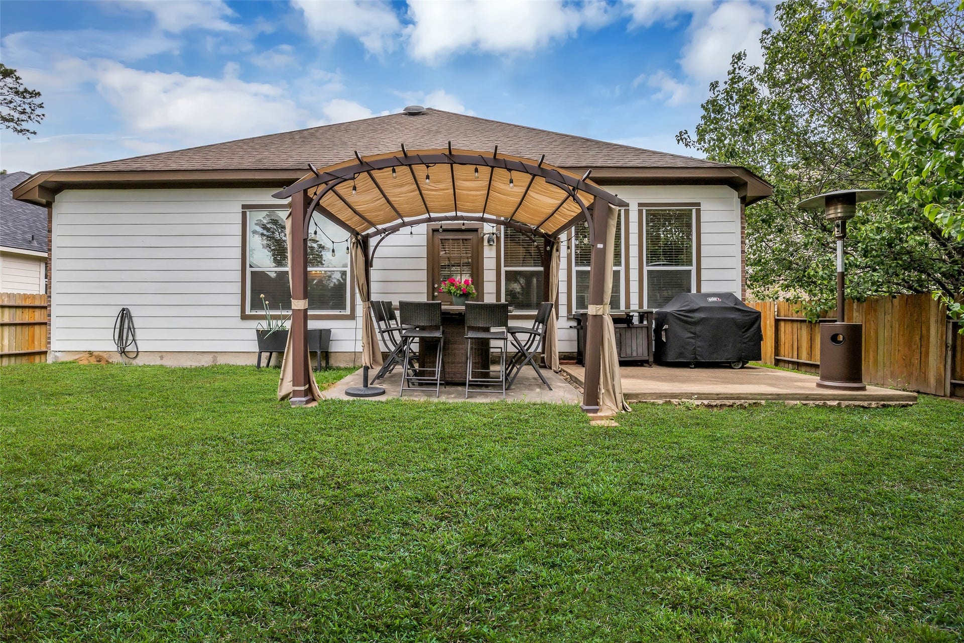 134 S Star Ridge Circle, The Woodlands, TX 77382 Big backyard with patio, perfect for a berbecue!