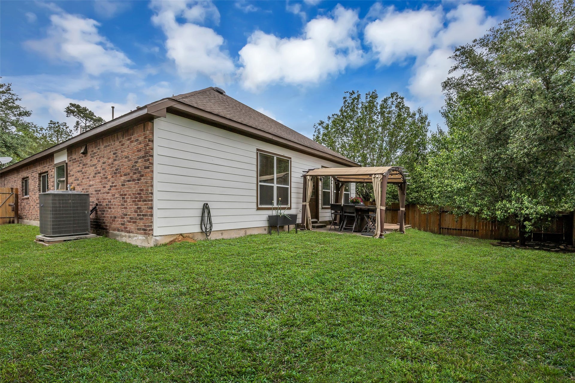 134 S Star Ridge Circle, The Woodlands, TX 77382 The backyard is fully fenced.