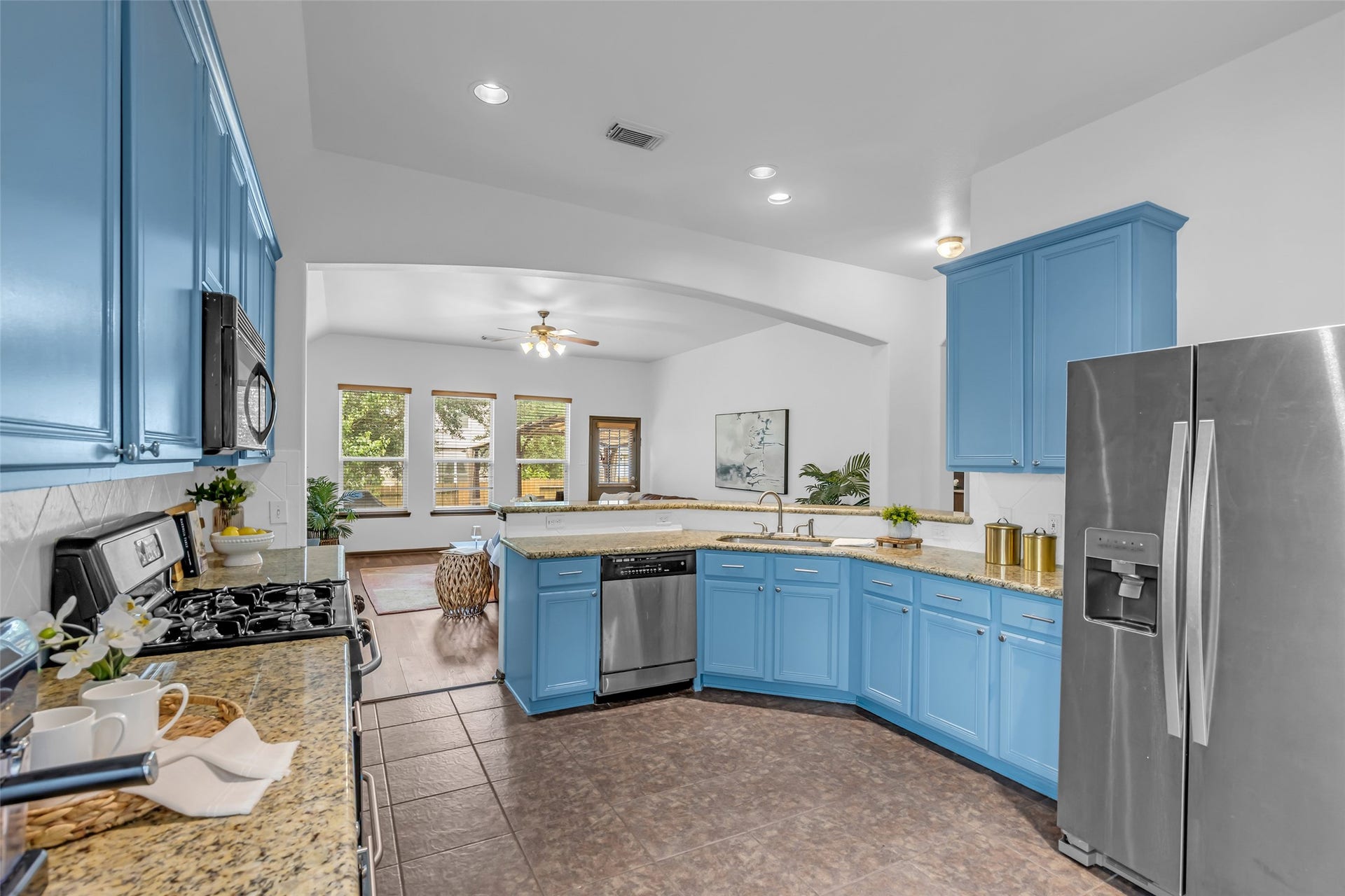 134 S Star Ridge Circle, The Woodlands, TX 77382 Functional kitchen opens to the living area.