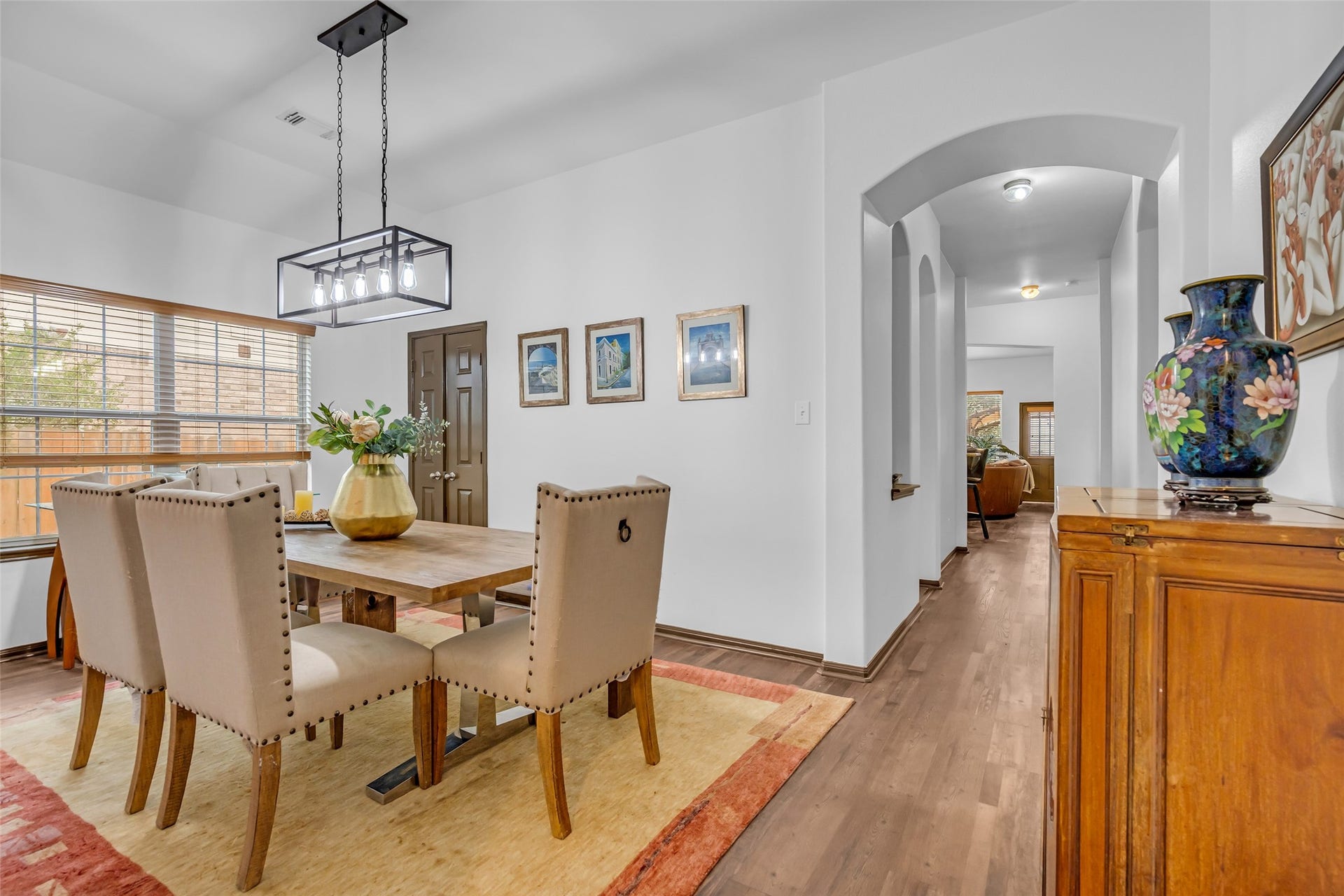 134 S Star Ridge Circle, The Woodlands, TX 77382 Spacious formal dining room, perfect for entertaining.