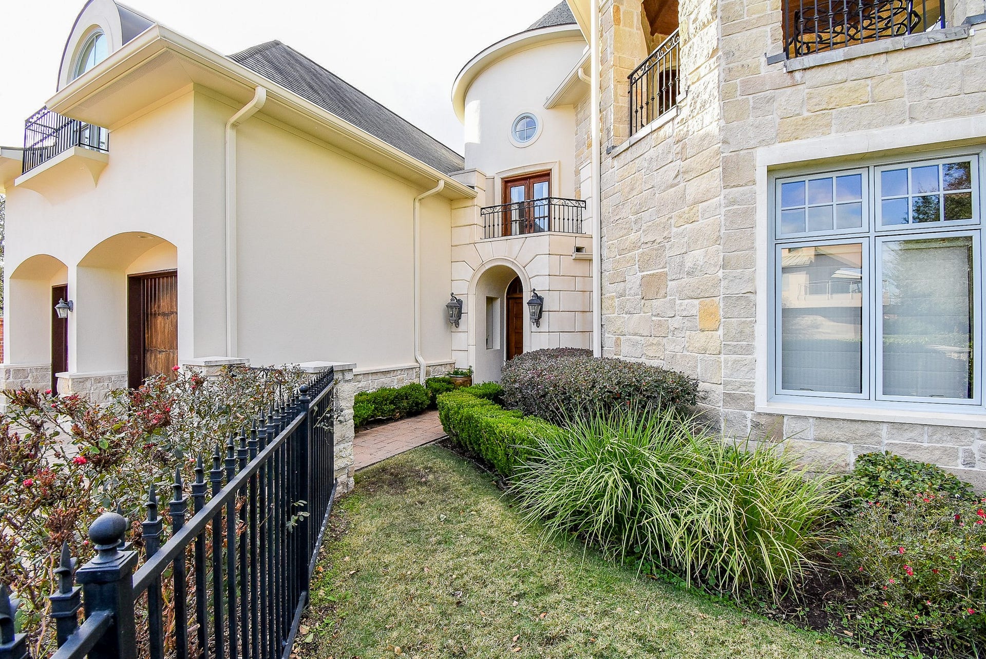 Let's head inside to see this gorgeous home