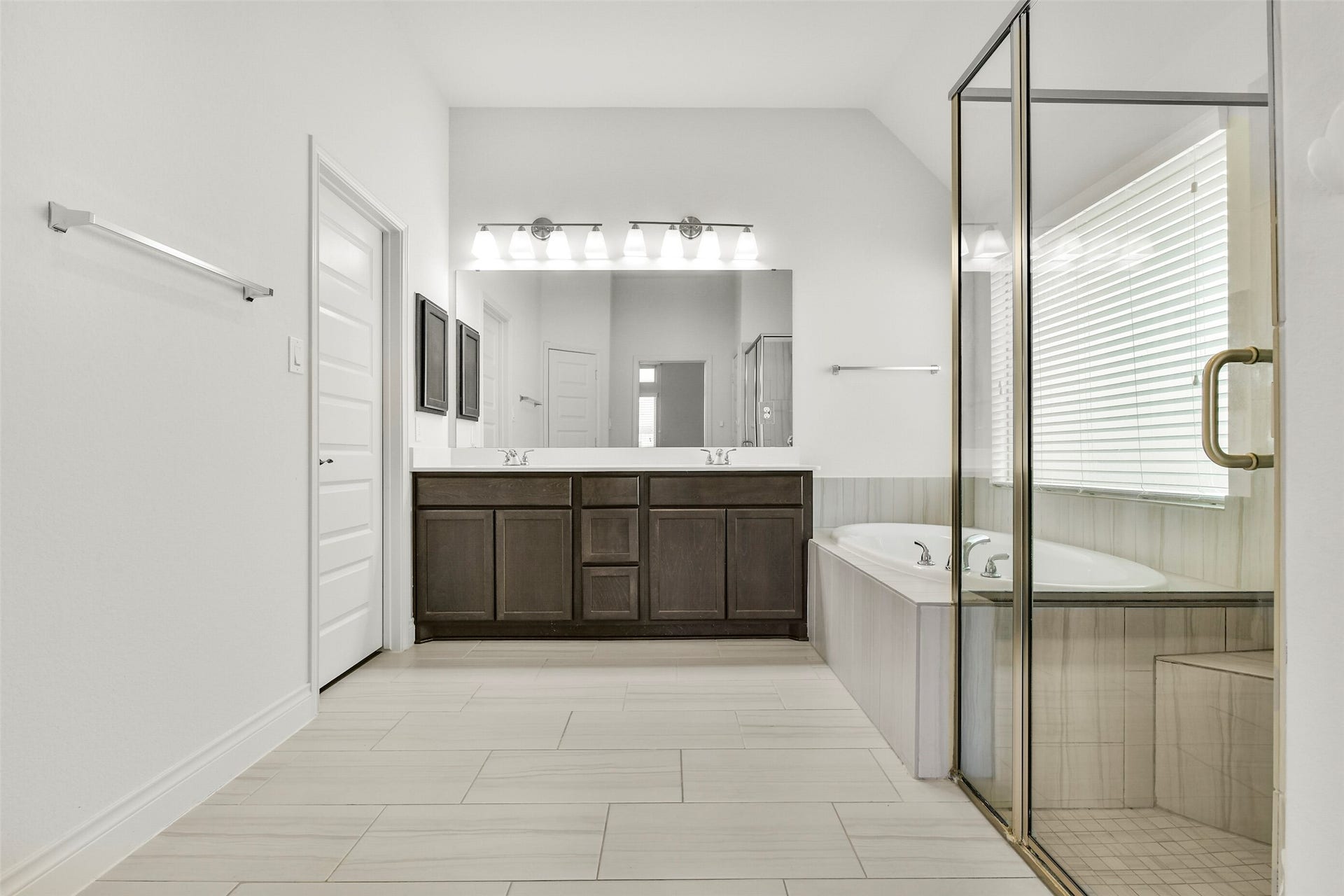 13615 Imperial Island Lane, Pearland, TX 77584 Primary bathroom