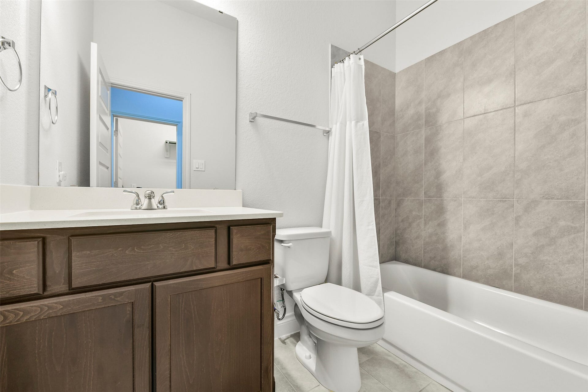 13615 Imperial Island Lane, Pearland, TX 77584 Third full bathroom in other hallway
