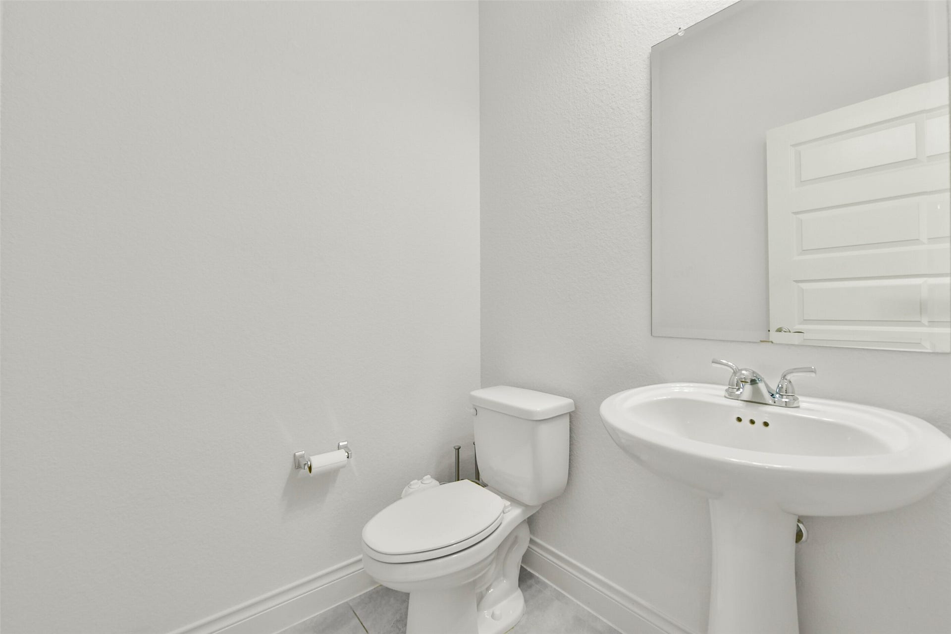13615 Imperial Island Lane, Pearland, TX 77584 Half bath just off the living room in hallway