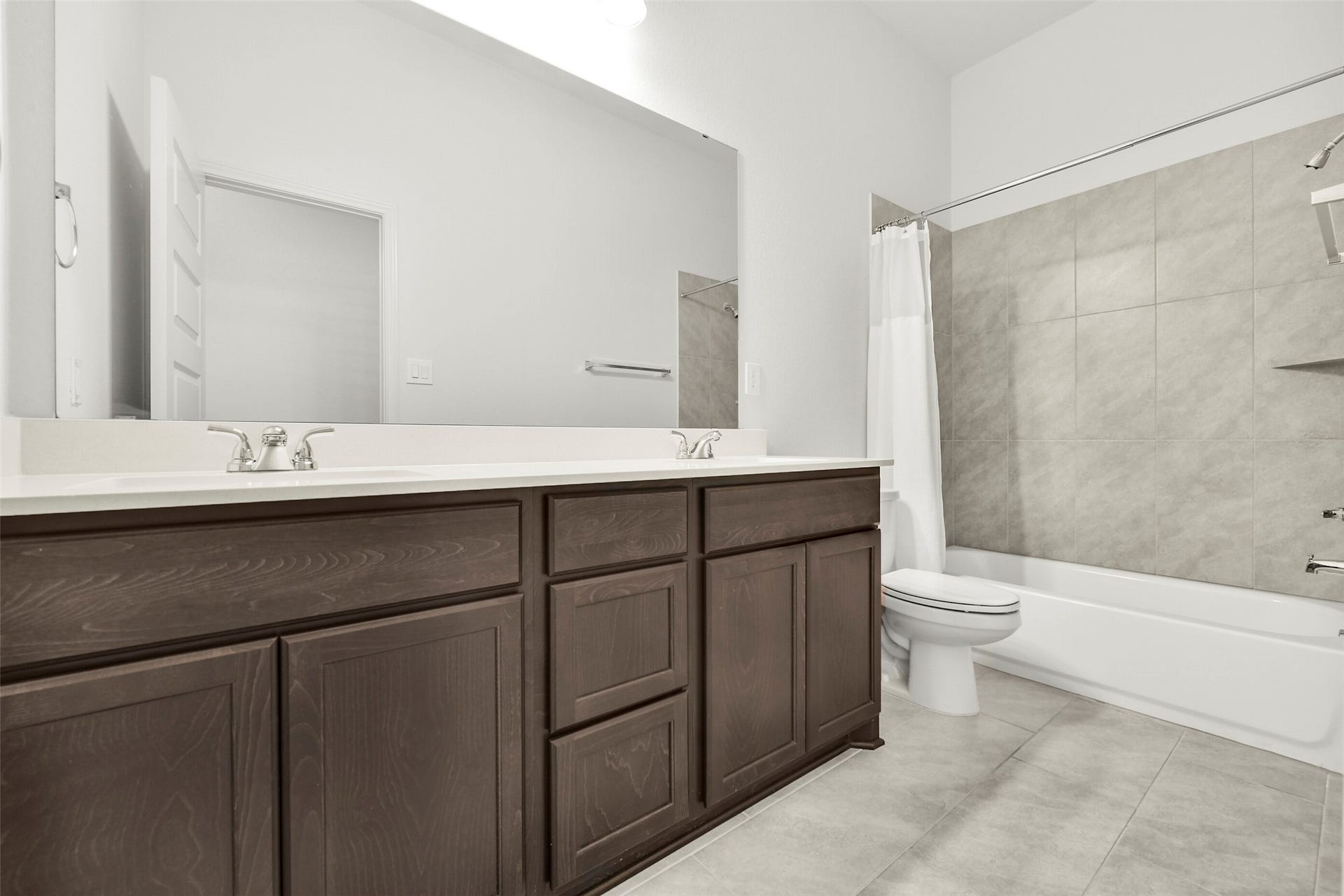 13615 Imperial Island Lane, Pearland, TX 77584 Second full bathroom in hallway