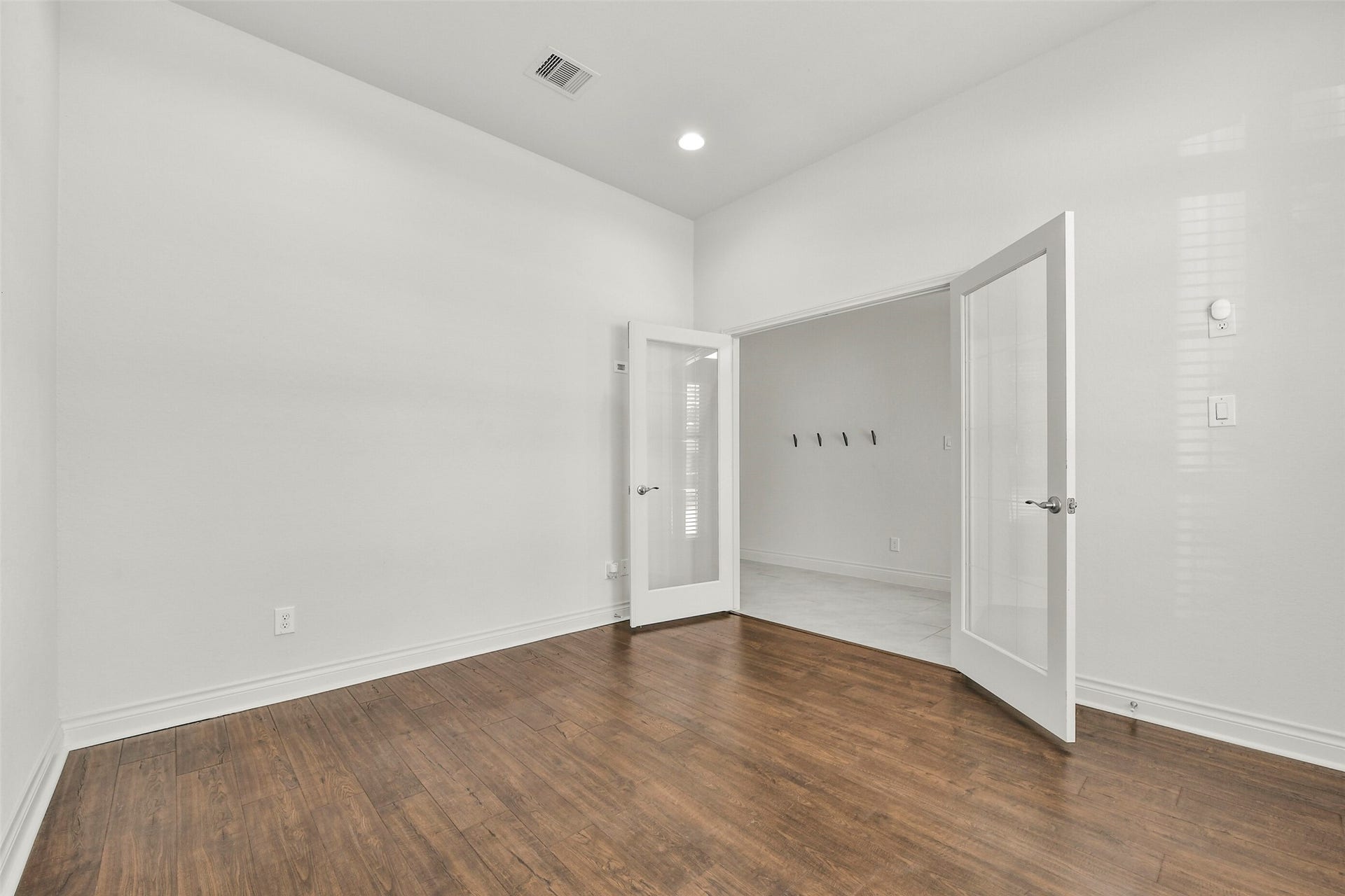 13615 Imperial Island Lane, Pearland, TX 77584 Spacious office with natural light