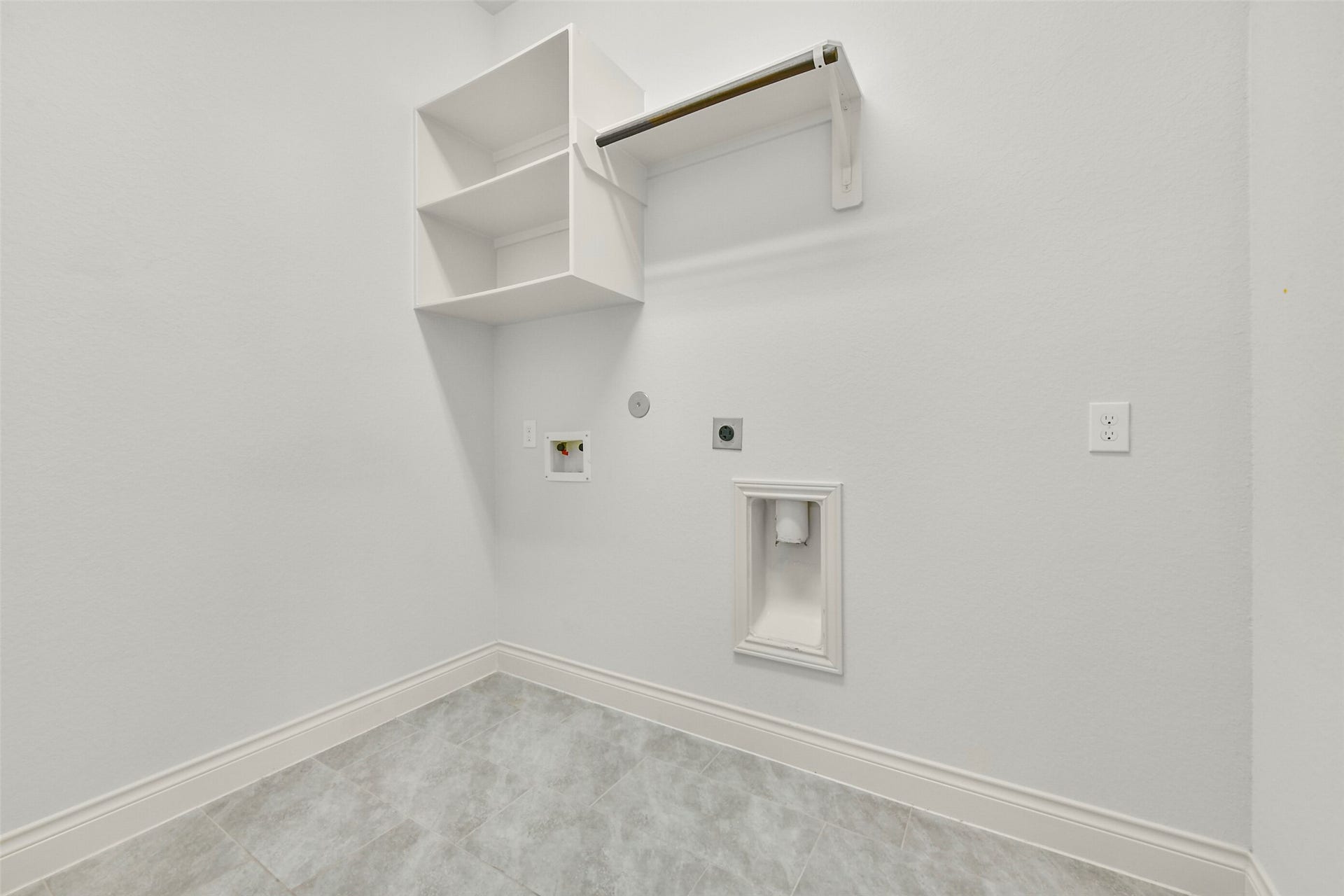 13615 Imperial Island Lane, Pearland, TX 77584 Large laundry room in hallway