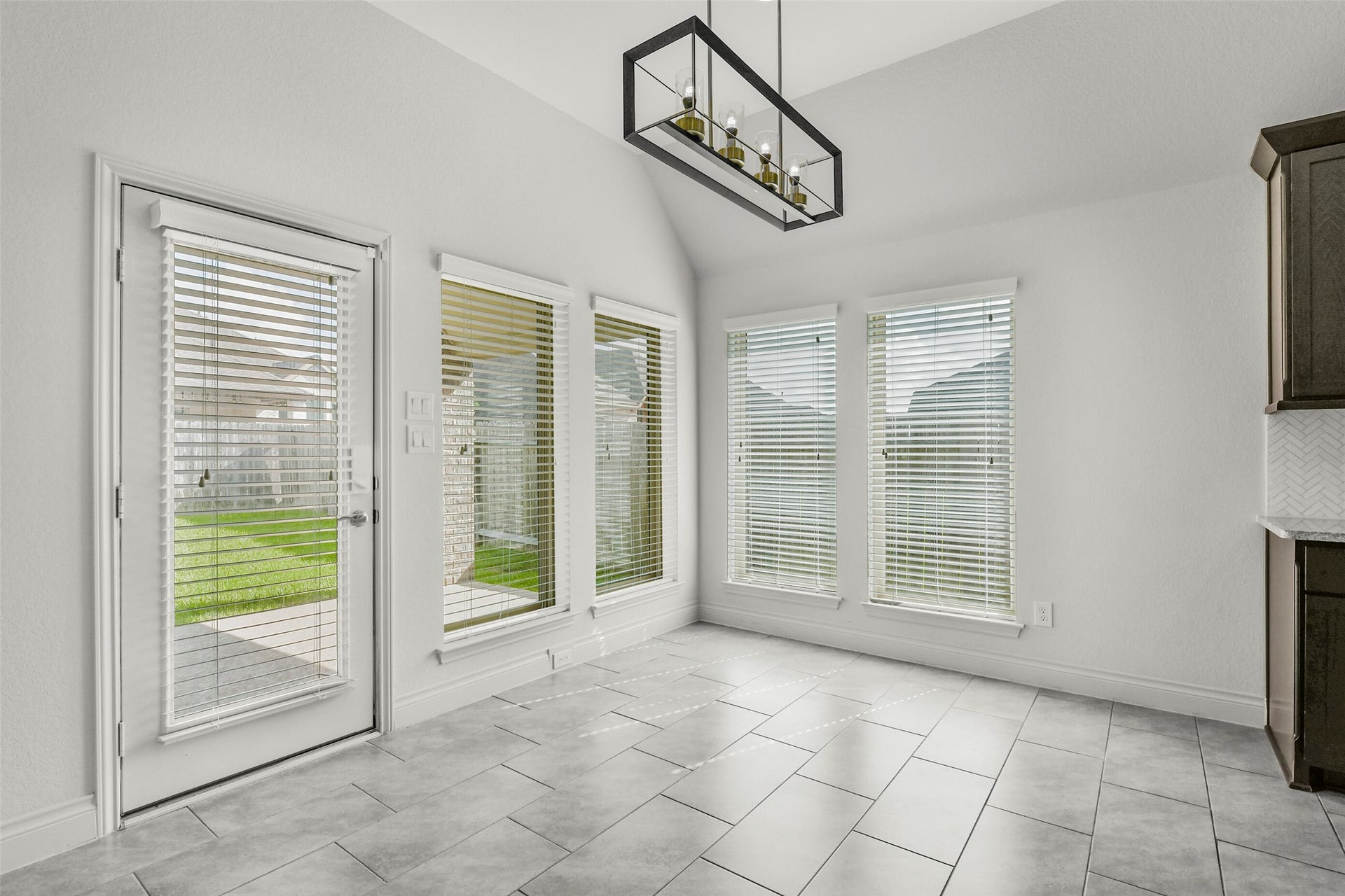 13615 Imperial Island Lane, Pearland, TX 77584 Breakfast area with lots of natural light