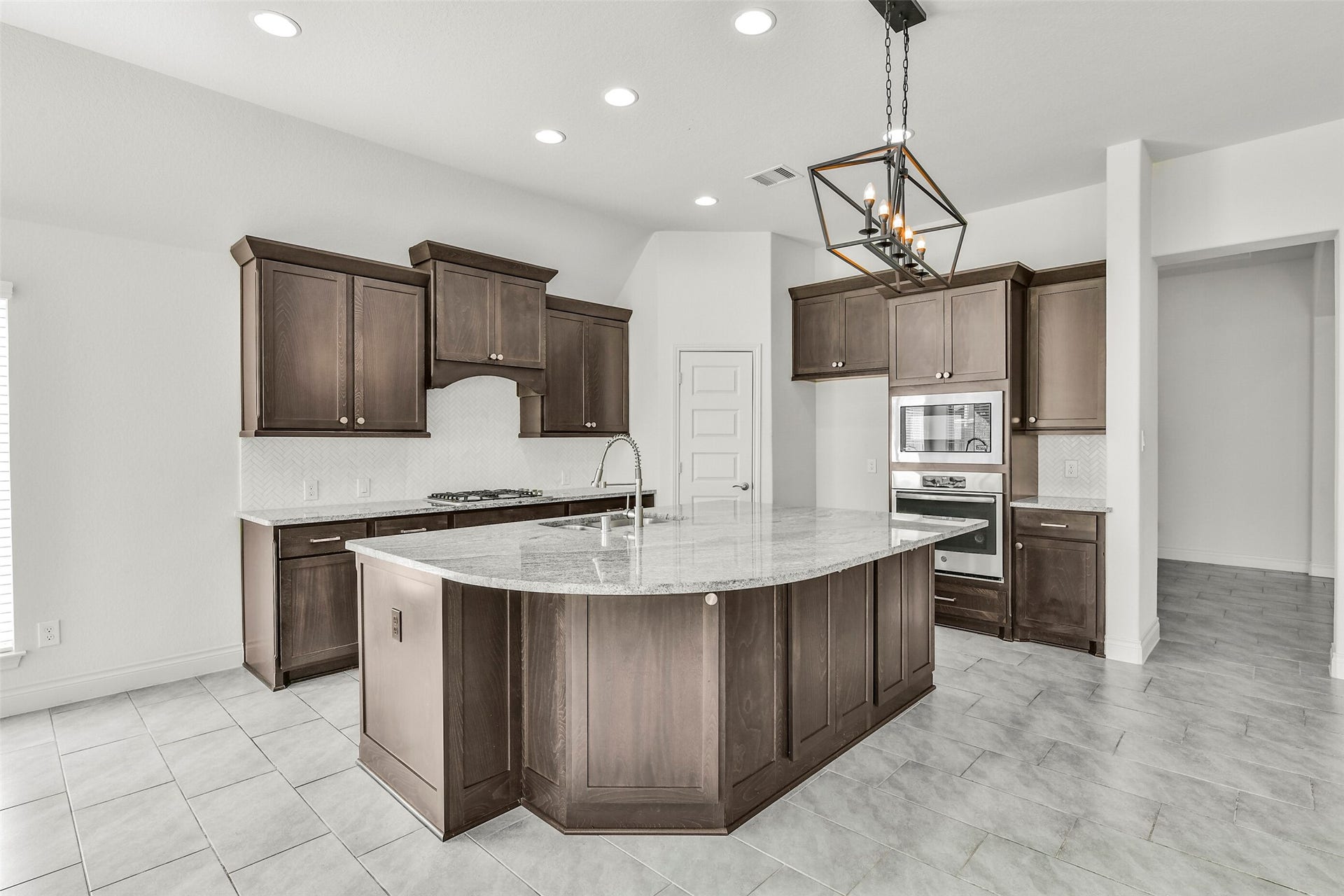 13615 Imperial Island Lane, Pearland, TX 77584 Elegant kitchen with oversized island