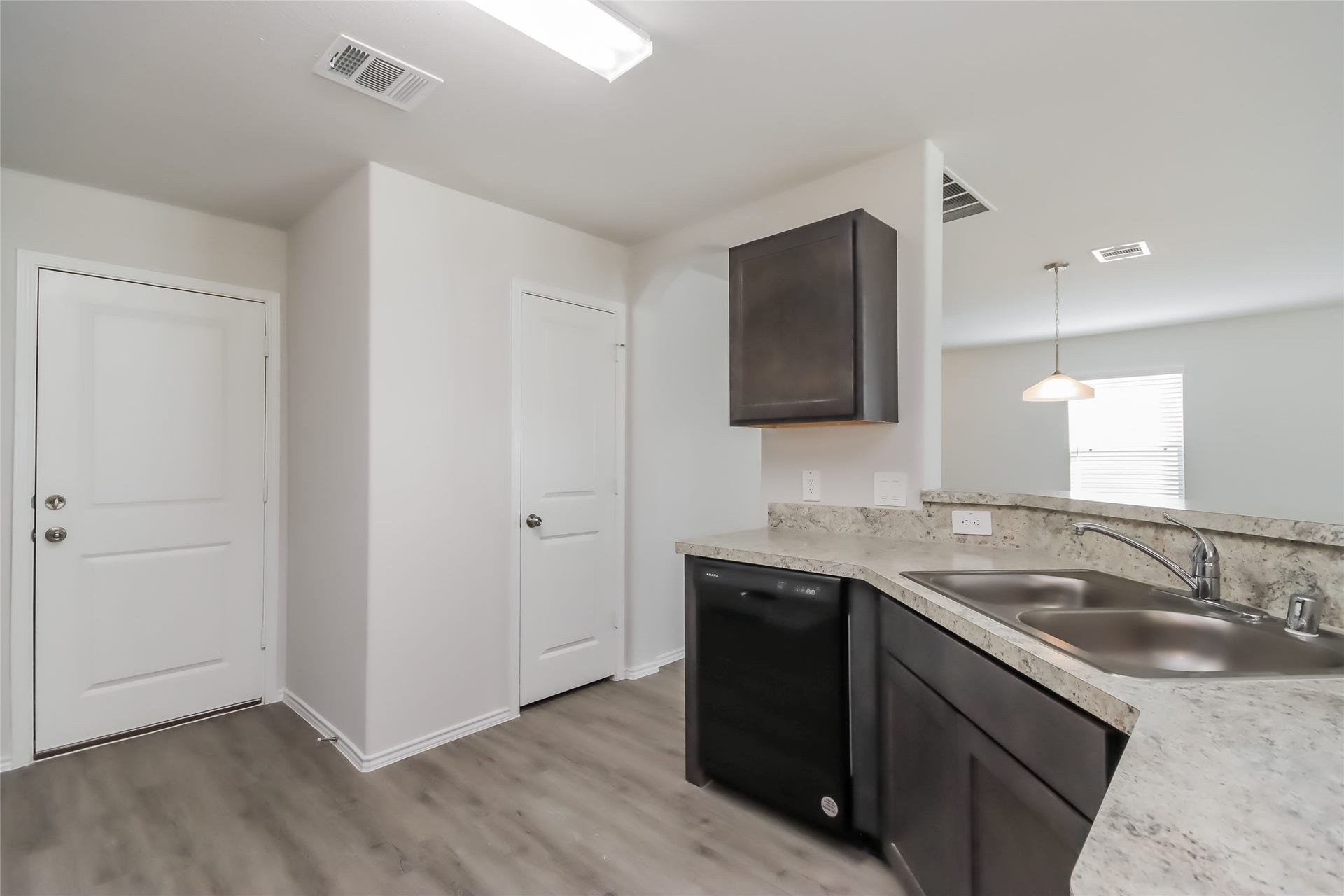 4822 Sessile Trail, Spring, TX 77373 Photos may be representative of the floor plan and not the exact home. Finishes, layout, and features of the actual property for lease may vary.