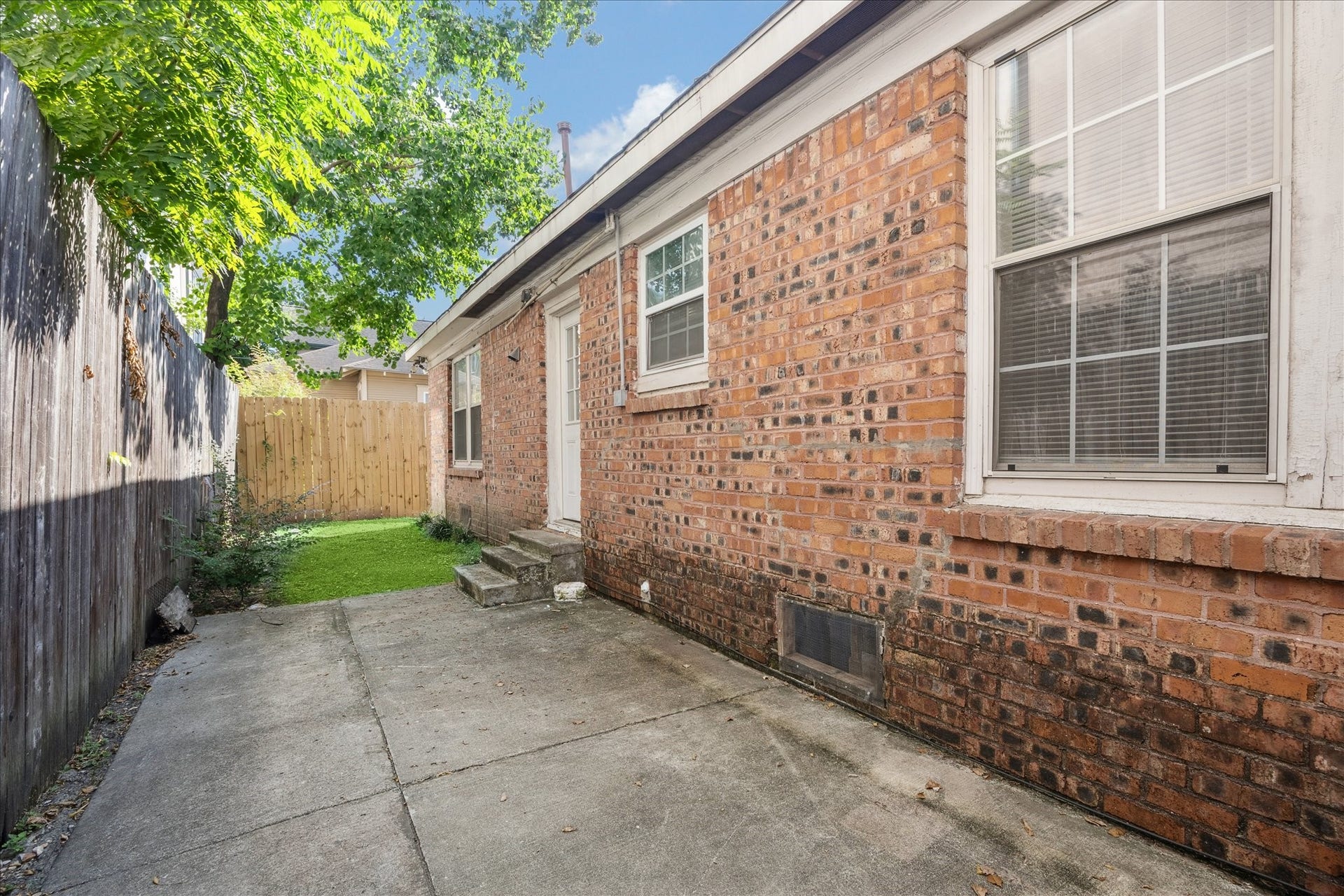 1921 Harold Street, Houston, TX 77098 Side patio/yard for those cool Houston evenings.