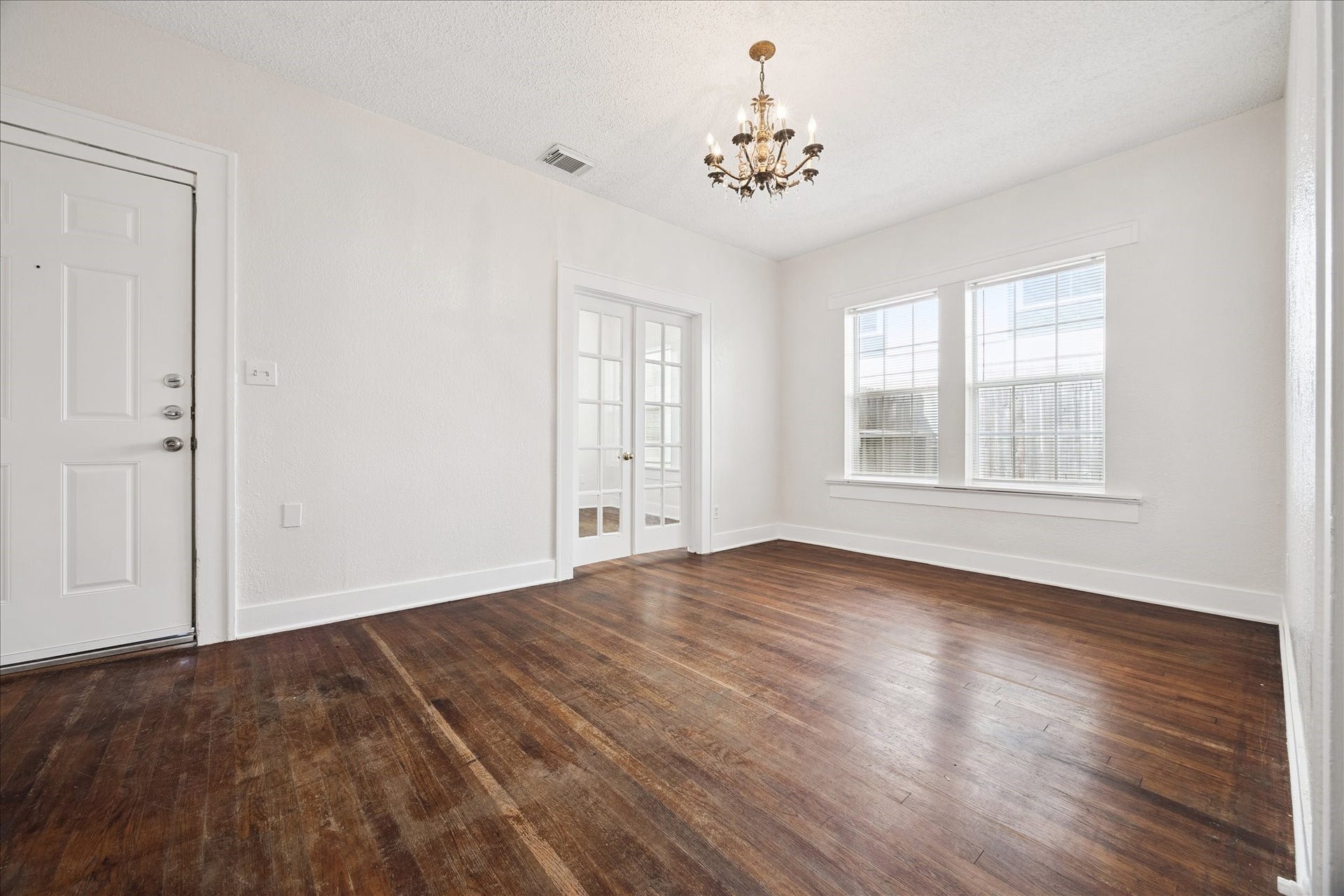 1921 Harold Street, Houston, TX 77098 Light and bright living room as you enter the home.
