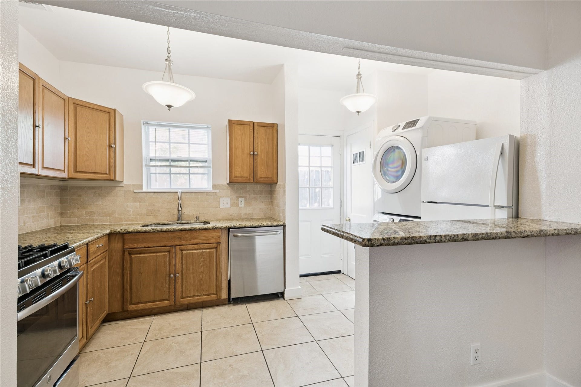 1921 Harold Street, Houston, TX 77098 Recently updated kitchen with dishwasher, microwave, stacked washer and dryer and fridge. Beautiful granite countertops make it easy to entertain.