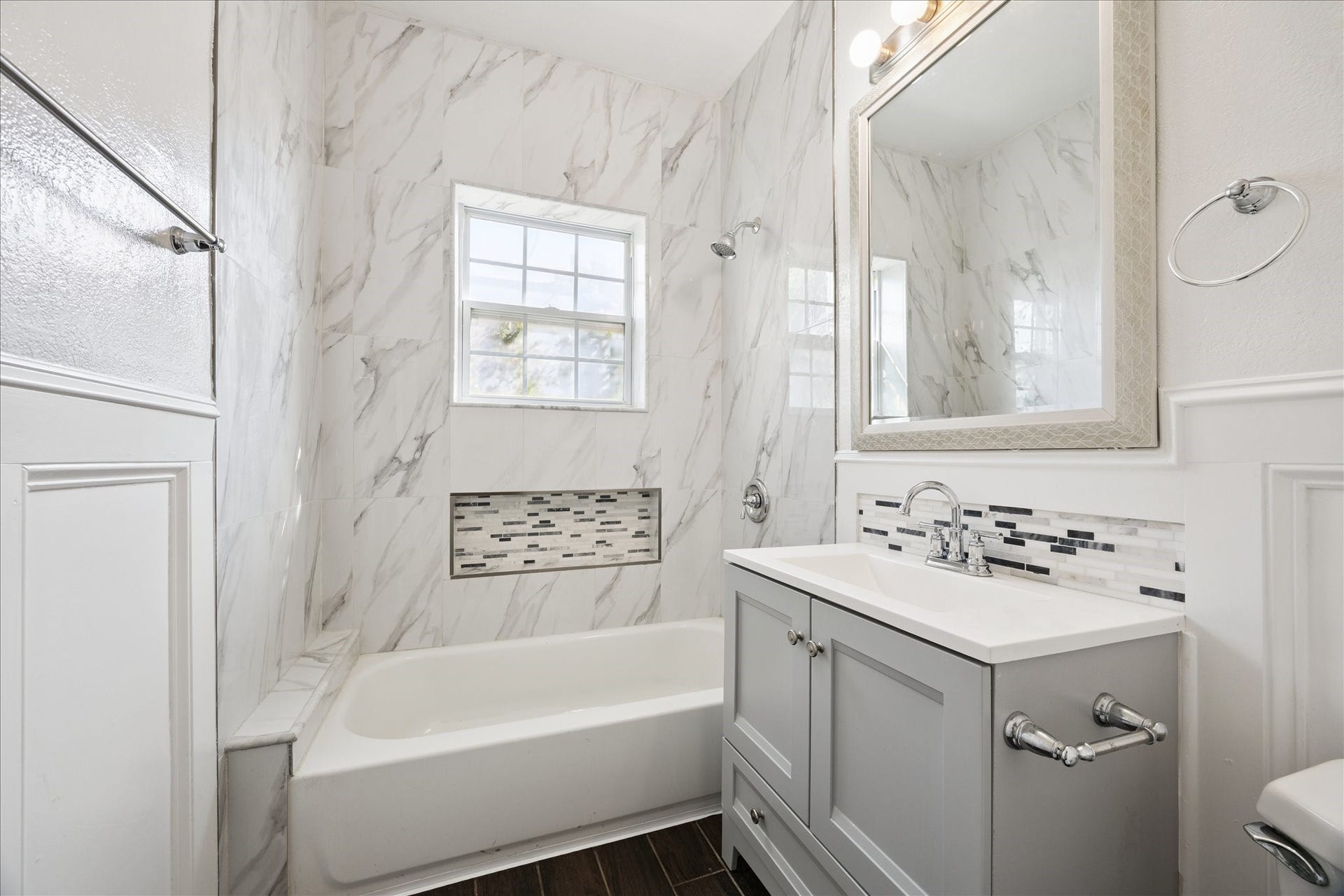1921 Harold Street, Houston, TX 77098 Recently updated bathroom with tub/shower combo. Elegant and functional.