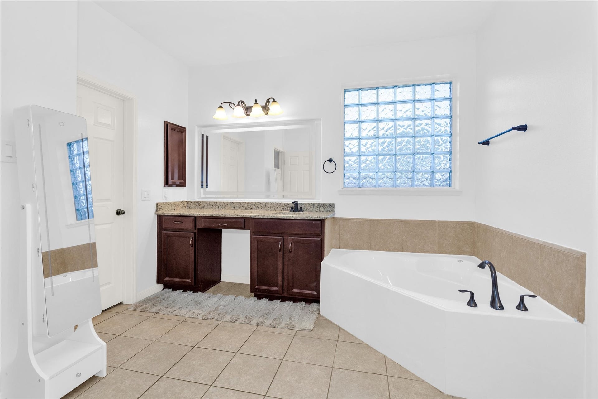2944 Auburn Woods Drive, Pearland, TX 77581 Primary Bathroom