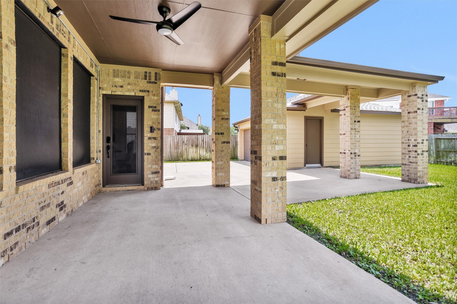 2944 Auburn Woods Drive, Pearland, TX 77581 Covered patio