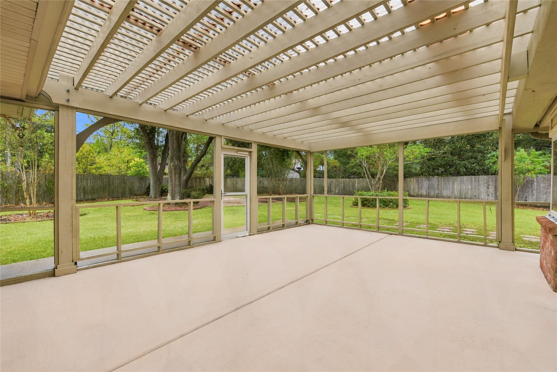8501 Twelve Oaks Drive, Texas City, TX 77591 Screened Outdoor Patio