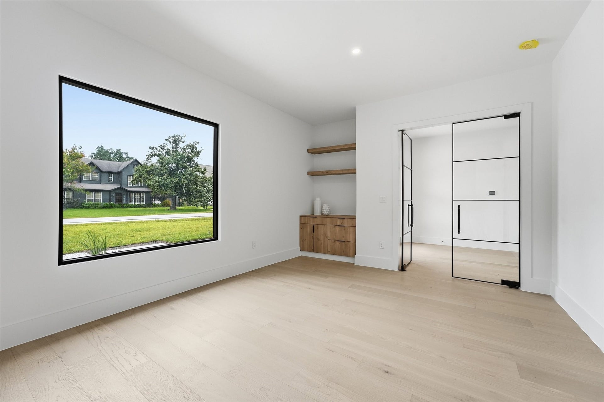 519 W 30th Street, Houston, TX 77018 Versatile first-floor office/first floor guest room with elegant custom cabinetry.
