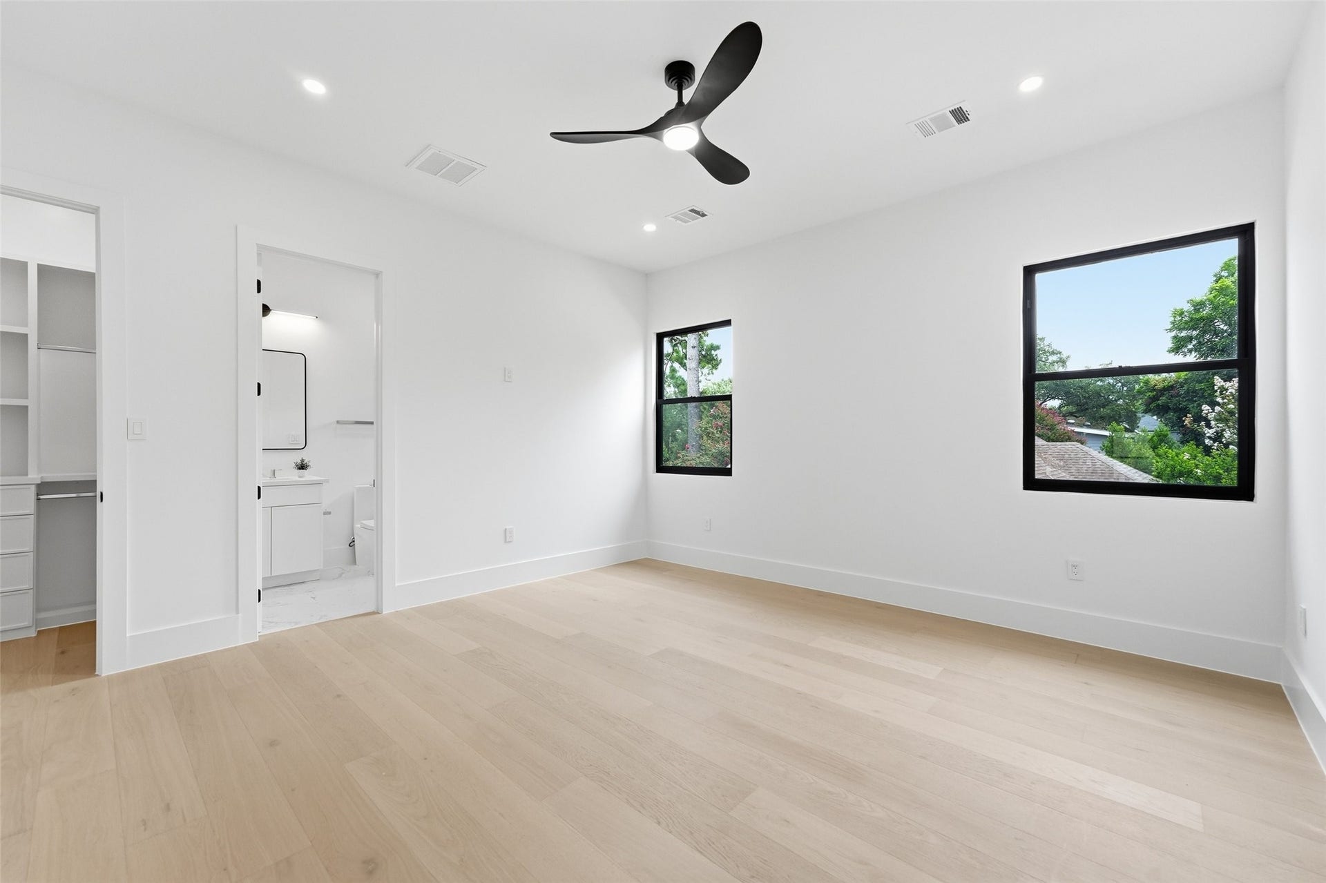 519 W 30th Street, Houston, TX 77018 Upstairs bedroom three offers a spacious layout, abundant natural light, and a clean, modern design with room for a comfortable seating or study area