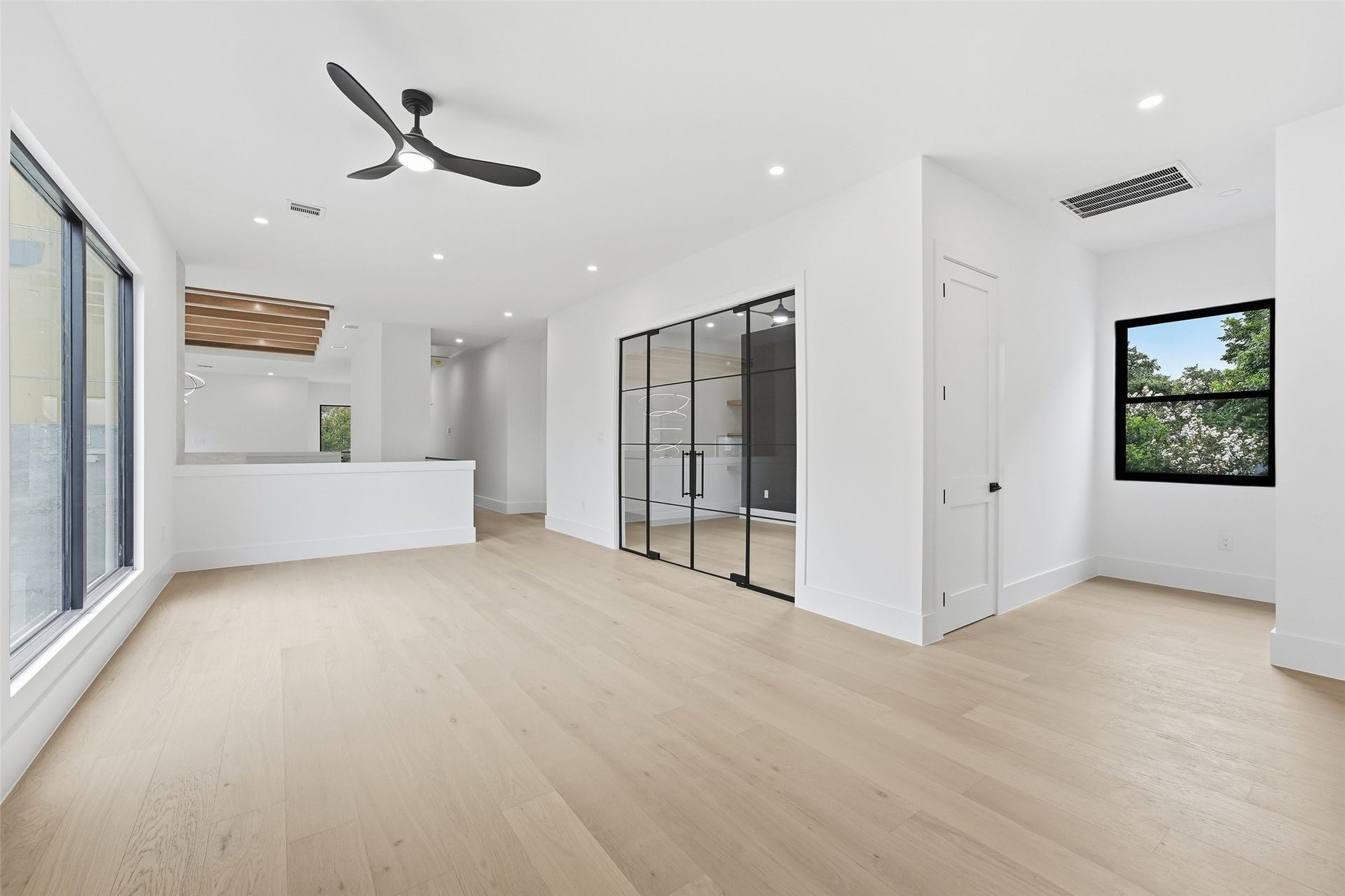 519 W 30th Street, Houston, TX 77018 Framed by designer glass doors, this versatile space is perfectly suited for a second office, media room, creative studio, or social media content room.
