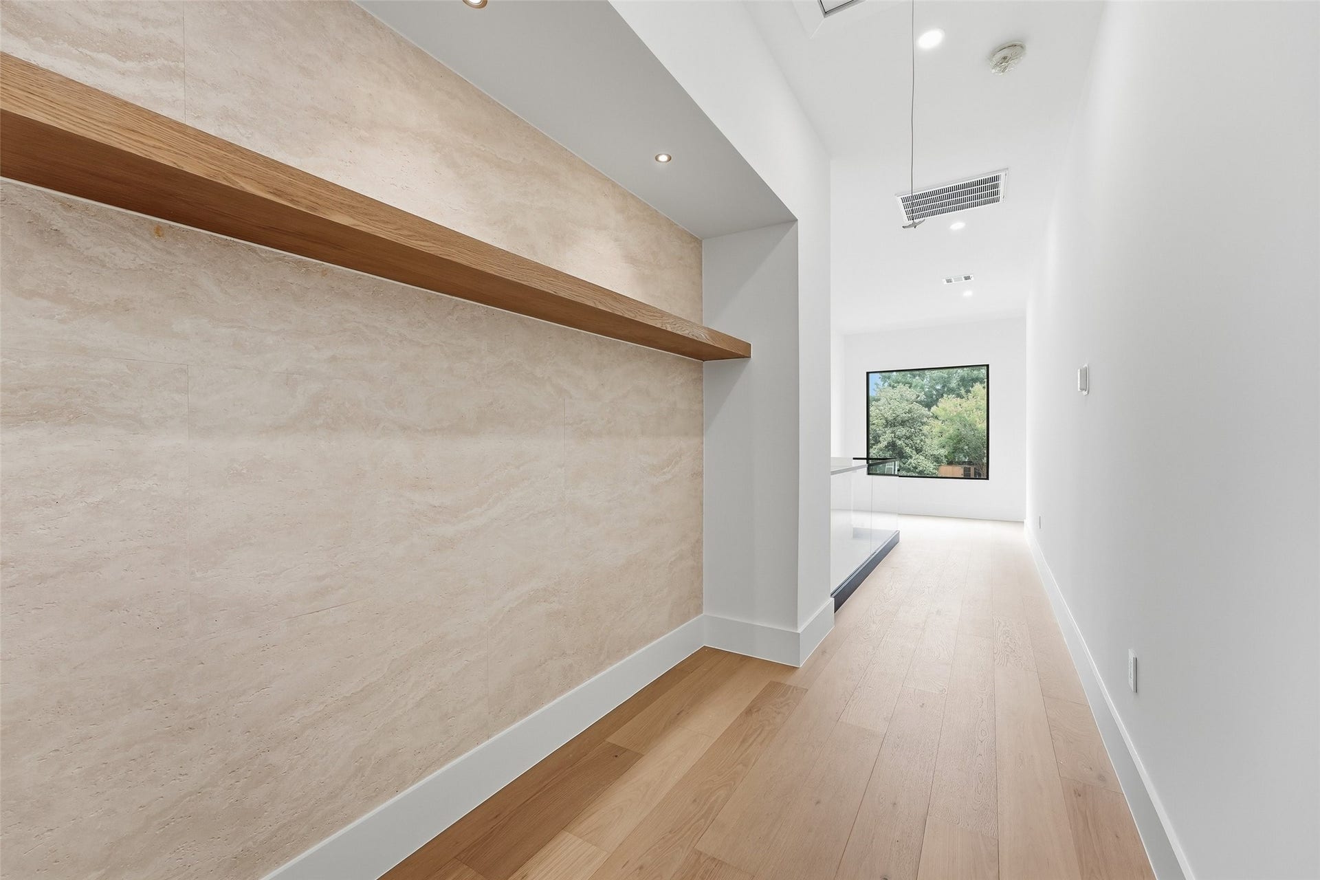 519 W 30th Street, Houston, TX 77018 Upstairs, find a versatile niche perfect for a homework station or elegant display area.